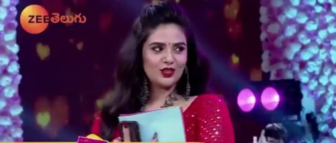 <p style="text align: justify;"><br />జీ తెలుగులో దసరా సందర్భంగా&nbsp;ఓ స్పెషల్ ఈవెంట్&nbsp;కండక్ట్ చేయడం జరిగింది. ఈ ఈవెంట్ లో యాంకర్ శ్రీముఖి, ప్రదీప్ ల ప్రేమ, పెళ్లి అనే ఓ స్కిట్ చేయడం జరిగింది.&nbsp;<br />&nbsp;</p>