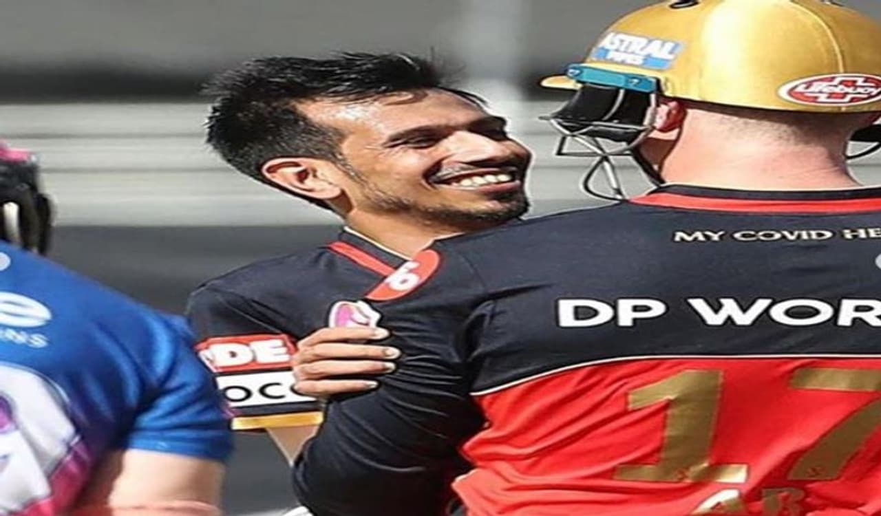 <p>ಈ ಸೀಸನ್ನಲ್ಲಿ ಚಹಲ್ ಉತ್ತಮ ಫಾರ್ಮ್ನಲ್ಲಿದ್ದಾರೆ. ಒಂಬತ್ತು ಪಂದ್ಯಗಳಲ್ಲಿ 13 ವಿಕೆಟ್ ಪಡೆದಿದ್ದು ಆರ್ಸಿಬಿಯ ಅತಿ ಹೆಚ್ಚು ವಿಕೆಟ್ ಟೇಕರ್ ಆಗಿದ್ದಾರೆ.</p> <p>ಈ ಸೀಸನ್ನಲ್ಲಿ ಚಹಲ್ ಉತ್ತಮ ಫಾರ್ಮ್ನಲ್ಲಿದ್ದಾರೆ. ಒಂಬತ್ತು ಪಂದ್ಯಗಳಲ್ಲಿ 13 ವಿಕೆಟ್ ಪಡೆದಿದ್ದು ಆರ್ಸಿಬಿಯ ಅತಿ ಹೆಚ್ಚು ವಿಕೆಟ್ ಟೇಕರ್ ಆಗಿದ್ದಾರೆ.</p>