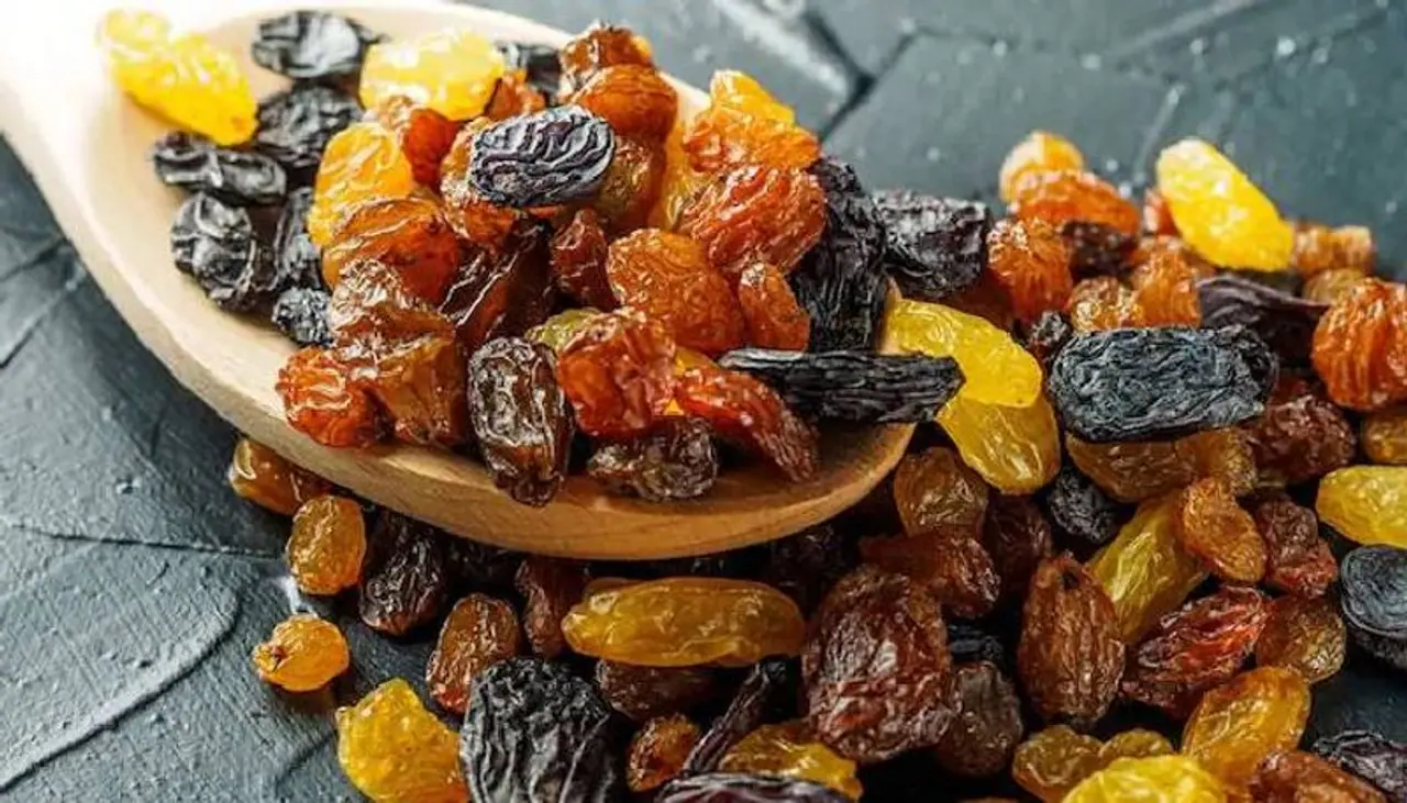 <p>Raisins or kishmish may appear to be shriveled and haggard, but do you that they are a storehouse of nutrients? Kishmish belongs to the family of dry fruits and most commonly, it is used as a topping over Indian desserts like kheer or phirni or is even stuffed into barfis. They are derived from dried grapes and you may find them with a golden, green and blackish hue.</p>