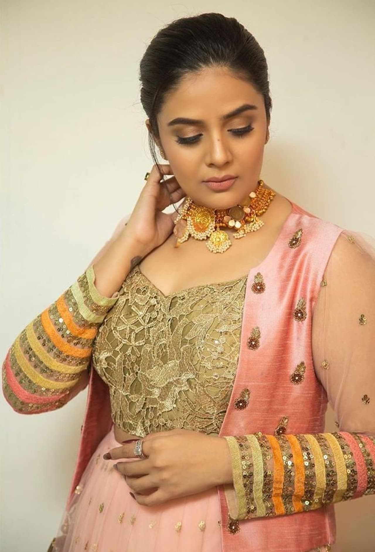 <p style="text align: justify;">నవ్వుల బాబు నాగబాబు జబర్దస్త్ నుండి బయటికి వెళ్ళాక సొంతగా అదిరించి పేరుతో ఓ కామెడీ షో ప్రారంభించారు. జబర్దస్త్ కి పోటీగా పెట్టిన ఈ కామెడీ షో ఇప్పుడిప్పుడే ప్రేక్షకులను ఆకర్షిస్తుంది.</p> <p style="text align: justify;">నవ్వుల బాబు నాగబాబు జబర్దస్త్ నుండి బయటికి వెళ్ళాక సొంతగా అదిరించి పేరుతో ఓ కామెడీ షో ప్రారంభించారు. జబర్దస్త్ కి పోటీగా పెట్టిన ఈ కామెడీ షో ఇప్పుడిప్పుడే ప్రేక్షకులను ఆకర్షిస్తుంది.</p>