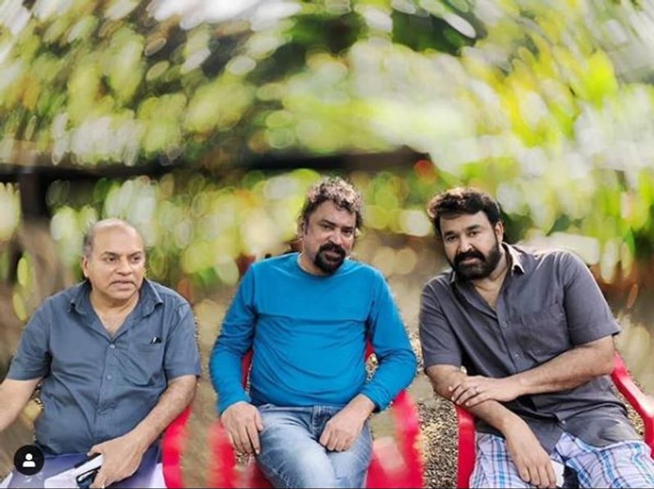 <p>"രണ്ട് ഐക്കണുകള്ക്കൊപ്പം. തെന്നിന്ത്യന് സിനിമയിലെ മികച്ച പ്രതിഭകളെ അന്തര്ദേശീയ തലത്തില് കാഴ്ചവെക്കാനായി കൂടെച്ചേരുകയാണ്. മോഹന്ലാലിന്റെ സംവിധാന അരങ്ങേറ്റമായ 'ബറോസ്'.. ജിജോ പുന്നൂസിന്റെ തിരക്കഥയില് മികച്ച താരനിരയാവും അണിനിരക്കുക", മോഹന്ലാലിനും ജിജോ പുന്നൂസിനുമൊപ്പമുള്ള ചിത്രത്തിനൊപ്പം സന്തോഷ് ശിവന് കുറിച്ചു.</p> <p>"രണ്ട് ഐക്കണുകള്ക്കൊപ്പം. തെന്നിന്ത്യന് സിനിമയിലെ മികച്ച പ്രതിഭകളെ അന്തര്ദേശീയ തലത്തില് കാഴ്ചവെക്കാനായി കൂടെച്ചേരുകയാണ്. മോഹന്ലാലിന്റെ സംവിധാന അരങ്ങേറ്റമായ 'ബറോസ്'.. ജിജോ പുന്നൂസിന്റെ തിരക്കഥയില് മികച്ച താരനിരയാവും അണിനിരക്കുക", മോഹന്ലാലിനും ജിജോ പുന്നൂസിനുമൊപ്പമുള്ള ചിത്രത്തിനൊപ്പം സന്തോഷ് ശിവന് കുറിച്ചു.</p>