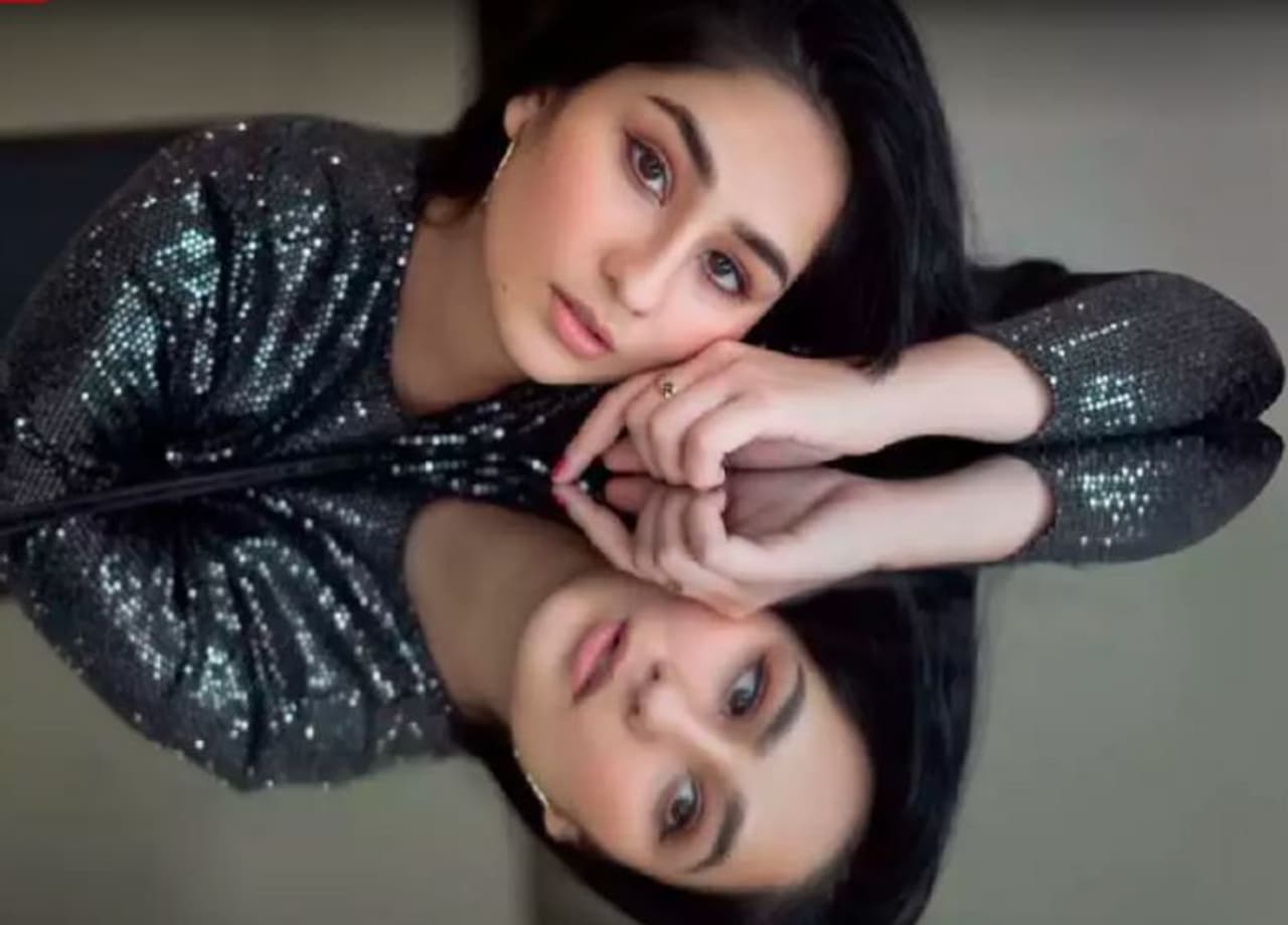 <p>ಹೆಣ್ಮಕ್ಕಳು ರೈಲು ಓಡಿಸೋದಂದ್ರೆ ಅದು ರೇರ್. ಮೆಟ್ರೋ ರೈಲುಗಳಲ್ಲಿ ಮಹಿಳಾ ಚಾಲಕರಿದ್ದರೆ ಹುಬ್ಬೇರಿಸುತ್ತಾರೆ ಜನ. ತಂದೆ ಸರಕು ಸಾಗಣೆ ಉದ್ಯಮಿಯಾದ್ದರಿಂದ ಅರ್ಶದೀಪ್ ಕೊಲೋಸಲ್ ಟ್ರಕ್ ಸುತ್ತಮುತ್ತಲೇ ಬೆಳೆದವರು. ಅರ್ಶದೀಪ್ ಕೌರ್ ಎಂಬ ಬ್ಯೂಟಿ ಕ್ವೀನ್ ರೈಲಿನ ಚಾಲಕಿಯಾದ ಸ್ಟೋರಿ ನೋಡಿ</p> <p>ಹೆಣ್ಮಕ್ಕಳು ರೈಲು ಓಡಿಸೋದಂದ್ರೆ ಅದು ರೇರ್. ಮೆಟ್ರೋ ರೈಲುಗಳಲ್ಲಿ ಮಹಿಳಾ ಚಾಲಕರಿದ್ದರೆ ಹುಬ್ಬೇರಿಸುತ್ತಾರೆ ಜನ. ತಂದೆ ಸರಕು ಸಾಗಣೆ ಉದ್ಯಮಿಯಾದ್ದರಿಂದ ಅರ್ಶದೀಪ್ ಕೊಲೋಸಲ್ ಟ್ರಕ್ ಸುತ್ತಮುತ್ತಲೇ ಬೆಳೆದವರು. ಅರ್ಶದೀಪ್ ಕೌರ್ ಎಂಬ ಬ್ಯೂಟಿ ಕ್ವೀನ್ ರೈಲಿನ ಚಾಲಕಿಯಾದ ಸ್ಟೋರಿ ನೋಡಿ</p>