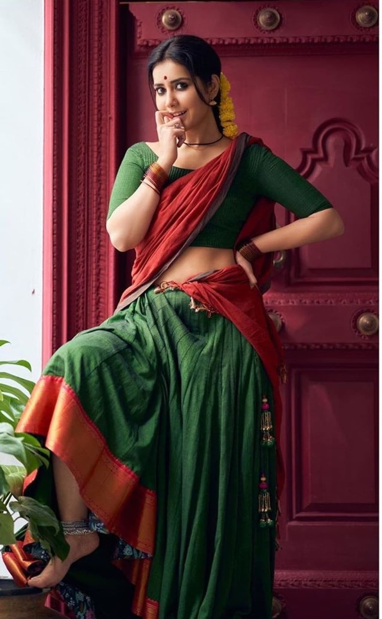 <p style="text align: justify;"><br />చిలక పచ్చ రంగు పరికిణీ, ఎరుపు రంగు ఓణీ ధరించి... మెడలో పూసల తాడు, గుండ్రని బొట్టు, పొడవాటి జడ, జడలో బంతిపూలు పెట్టుకుంది. చేతికి మట్టిగాజులు, కాళ్లకు పట్టీలు పెట్టుకొని అచ్చ తెలుగు పడుచు పిల్లగా దర్శనం ఇచ్చింది. <br /> </p> <p style="text align: justify;"><br />చిలక పచ్చ రంగు పరికిణీ, ఎరుపు రంగు ఓణీ ధరించి... మెడలో పూసల తాడు, గుండ్రని బొట్టు, పొడవాటి జడ, జడలో బంతిపూలు పెట్టుకుంది. చేతికి మట్టిగాజులు, కాళ్లకు పట్టీలు పెట్టుకొని అచ్చ తెలుగు పడుచు పిల్లగా దర్శనం ఇచ్చింది. <br /> </p>