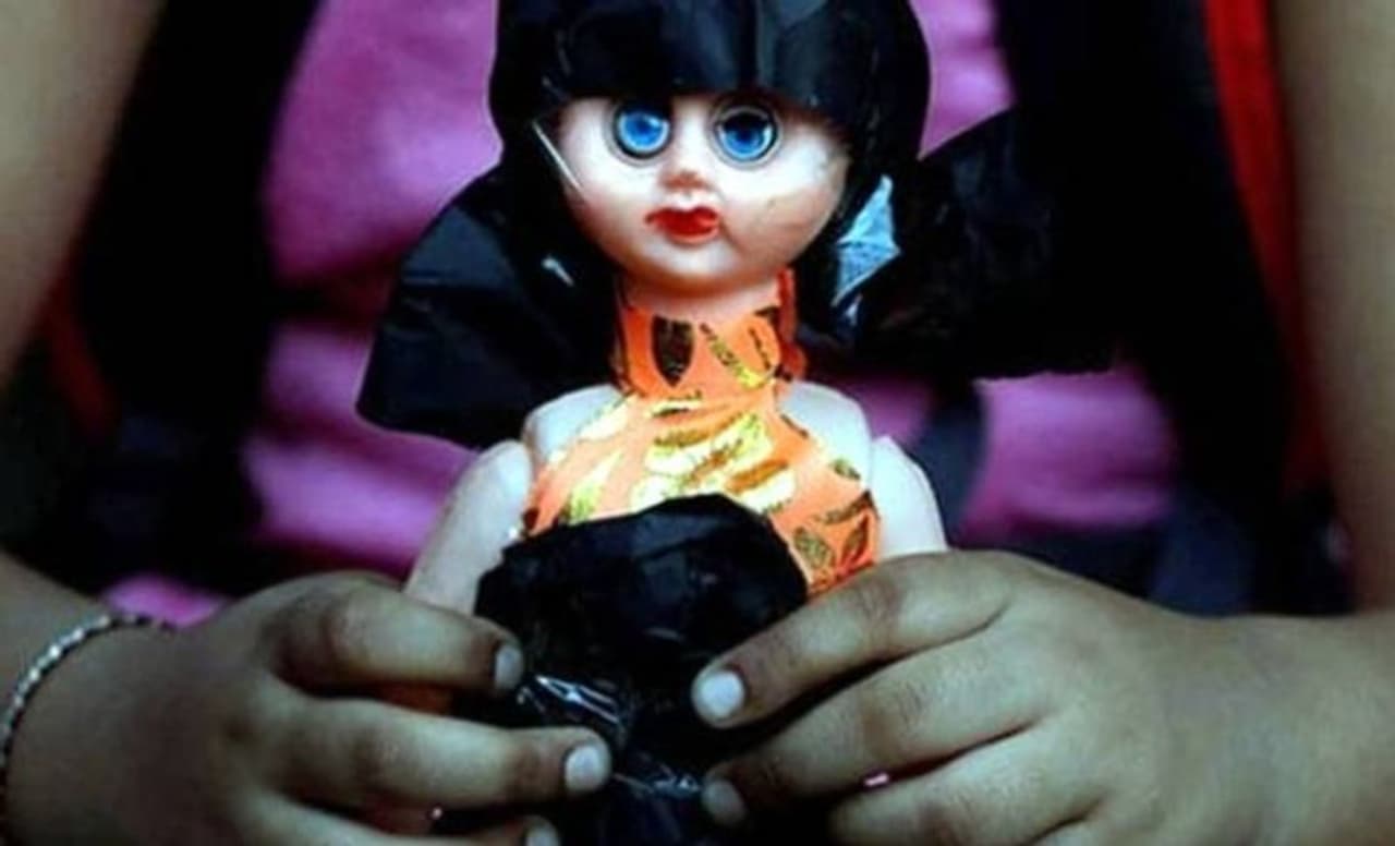 <p>బీహార్ లో చిన్నారులపై ఓ మృగాడి వేట కొనసాగింది. పదిరోజుల్లో ఎనిమిదిమంది చిన్నారులపై పాశవికంగా లైంగిక దాడి చేశాడో నీచుడు. పచారీ కొట్టు నడుపుతూ చాక్లెట్ల ఆశ చూపి 5, 7 యేళ్ల వయసున్న ఎనిమిది మంది చిన్నారుల మీద అత్యాచారానికి తెగబడ్డాడు.&nbsp;</p>