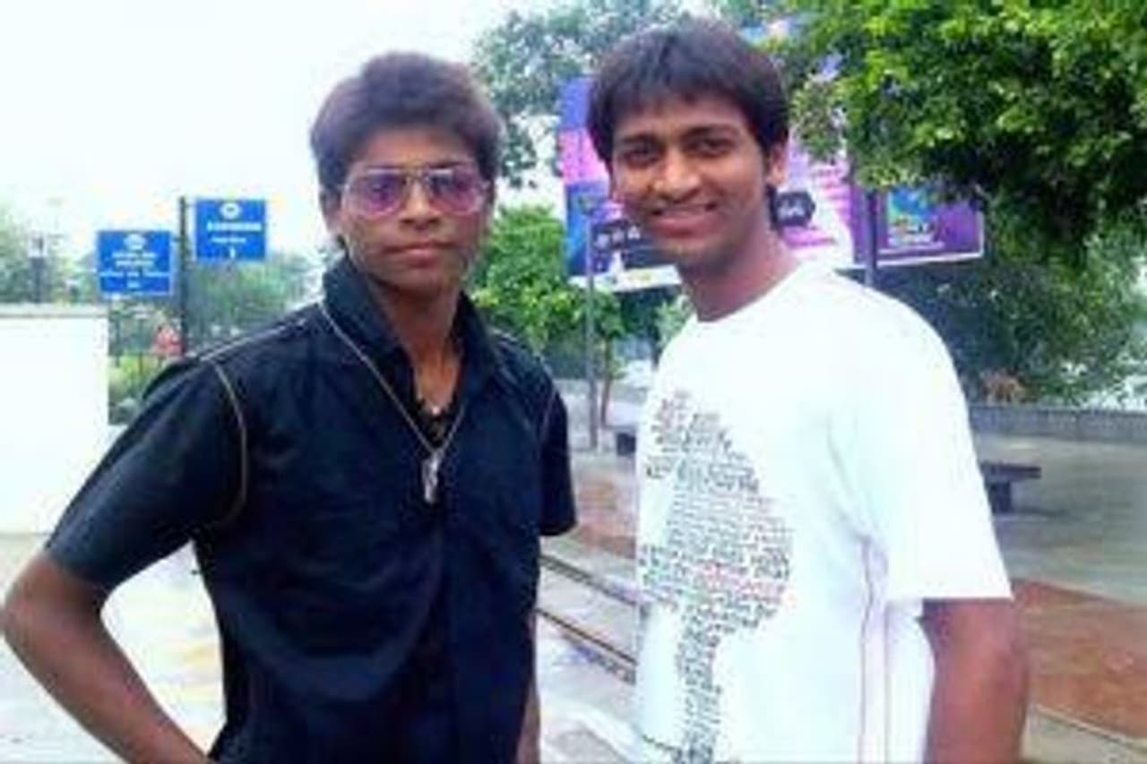 <p>హర్ధిక్ పాండ్యా, కృనాల్ పాండ్యా చిన్ననాటి ఫోటోలు సోషల్ మీడియాలో తెగ వైరల్ అవుతున్నాయి.</p> <p>హర్ధిక్ పాండ్యా, కృనాల్ పాండ్యా చిన్ననాటి ఫోటోలు సోషల్ మీడియాలో తెగ వైరల్ అవుతున్నాయి.</p>