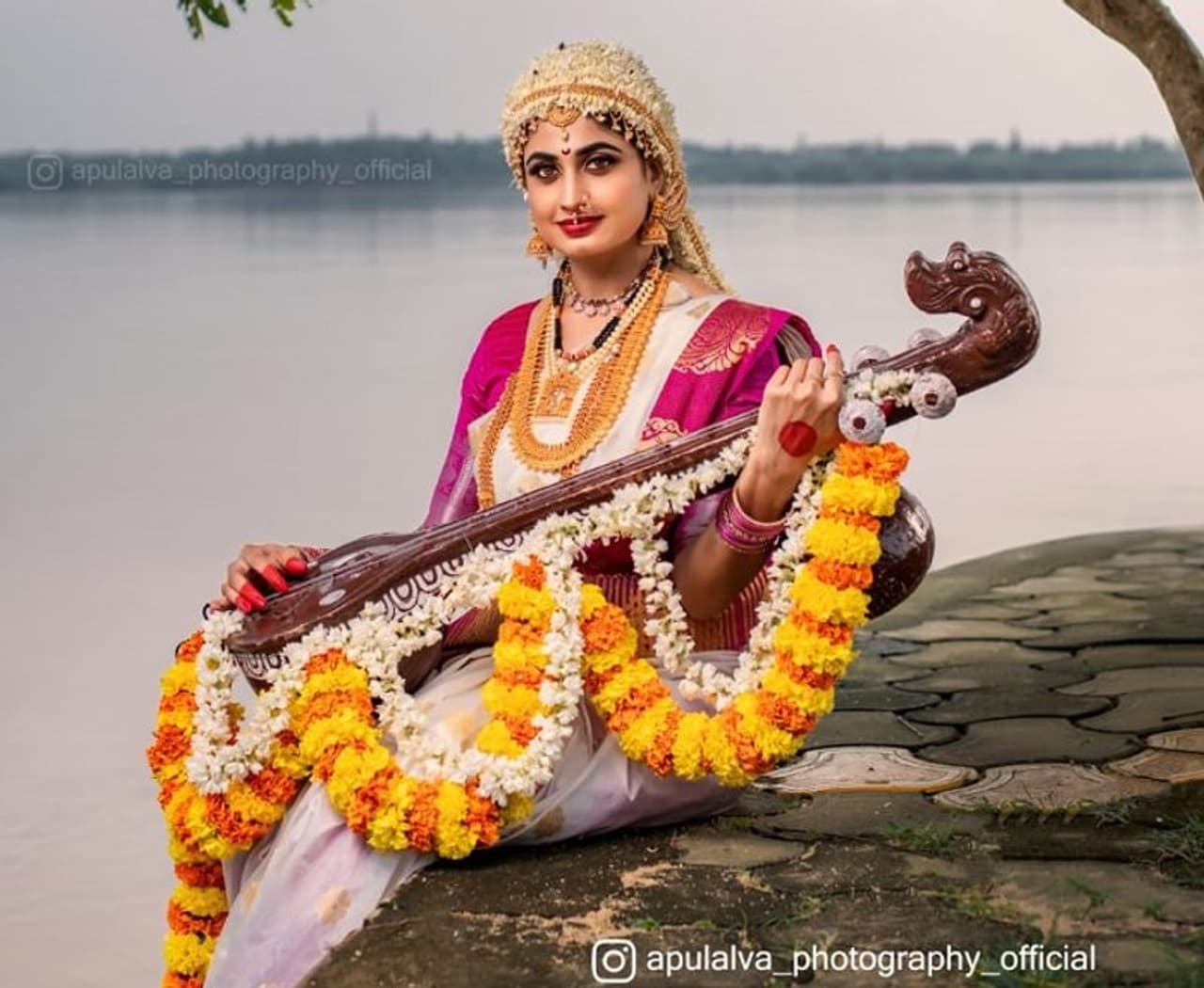 <p>ನವರಾತ್ರಿ ಹಬ್ಬದ ಹಿನ್ನೆಲೆಯಲ್ಲಿ ಕಿರುತೆರೆ ನಟಿ ಚೈತ್ರಾ ರೈ ಶಾರದೆ ರೂಪದಲ್ಲಿ ಮಿಂಚಿದ್ದಾರೆ.</p>