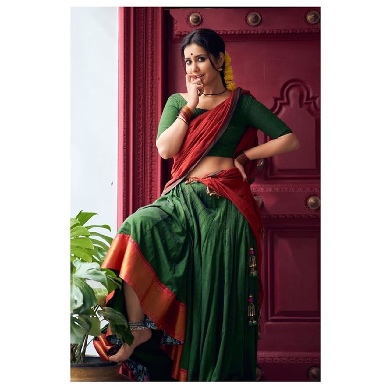 <p>రాశీఖన్నా బొద్దుగా ఉంటూ టాలీవుడ్ ఆడియెన్స్ ని అలరిస్తున్న రాశీఖన్నా ఎప్పటికప్పుడు ఫోటో షూట్లో అలరిస్తుంది. తన అభిమానులు మైమరపిస్తుంది.</p> <p>రాశీఖన్నా బొద్దుగా ఉంటూ టాలీవుడ్ ఆడియెన్స్ ని అలరిస్తున్న రాశీఖన్నా ఎప్పటికప్పుడు ఫోటో షూట్లో అలరిస్తుంది. తన అభిమానులు మైమరపిస్తుంది.</p>