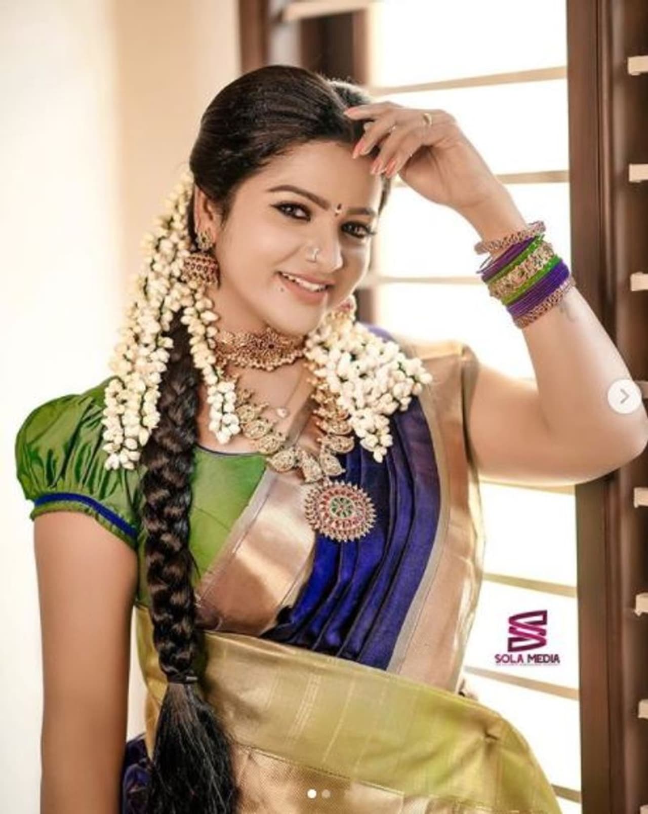 <p>மக்கள் தொலைக்காட்சியில் ஒளிபரப்பான 'சட்டம் சொல்வது என்ன?' என்கிற நிகழ்ச்சியின் மூலம், முதல் முதலில் தொகுப்பாளராக அடையாளம் காணப்பட்டவர் சித்ரா. பின்னர் நொடிக்கு நொடி அதிரடி, ஊர் சுற்றலாம் வாங்க, ஆகிய பல நிகழ்ச்சிகளை தொகுத்து வழங்கினார். இதை தொடர்ந்து சீரியல்கள் நடிப்பதிலும் கவனம் செலுத்தி வந்தார்.<br /> </p> <p>மக்கள் தொலைக்காட்சியில் ஒளிபரப்பான 'சட்டம் சொல்வது என்ன?' என்கிற நிகழ்ச்சியின் மூலம், முதல் முதலில் தொகுப்பாளராக அடையாளம் காணப்பட்டவர் சித்ரா. பின்னர் நொடிக்கு நொடி அதிரடி, ஊர் சுற்றலாம் வாங்க, ஆகிய பல நிகழ்ச்சிகளை தொகுத்து வழங்கினார். இதை தொடர்ந்து சீரியல்கள் நடிப்பதிலும் கவனம் செலுத்தி வந்தார்.<br /> </p>