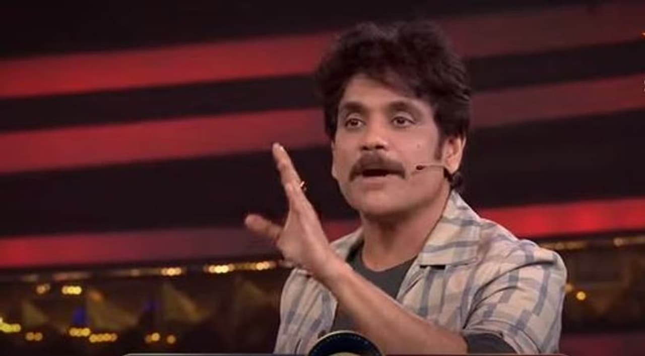 <p>ఇక నాగార్జున గ్రాండ్ ఎంట్రీతో రాగా సండే.. ఫన్డే అంటూ గేమ్స్ పెట్టాడు. రెండు టీమ్లుగా విడిపోయారు. అఖిల్, దివి, హారిక, సోహైల్, కుమార్ సాయి, అమ్మ రాజశేఖర్, నోయల్ కలిసి ఏ టీమ్గా, మెహబూబ్, అరియానా, అభిజిత్, మోనాల్, లాస్య, అవినాష్ కలిసి బీ టీమ్గా ఏర్పడ్డారు. <br /> </p> <p>ఇక నాగార్జున గ్రాండ్ ఎంట్రీతో రాగా సండే.. ఫన్డే అంటూ గేమ్స్ పెట్టాడు. రెండు టీమ్లుగా విడిపోయారు. అఖిల్, దివి, హారిక, సోహైల్, కుమార్ సాయి, అమ్మ రాజశేఖర్, నోయల్ కలిసి ఏ టీమ్గా, మెహబూబ్, అరియానా, అభిజిత్, మోనాల్, లాస్య, అవినాష్ కలిసి బీ టీమ్గా ఏర్పడ్డారు. <br /> </p>