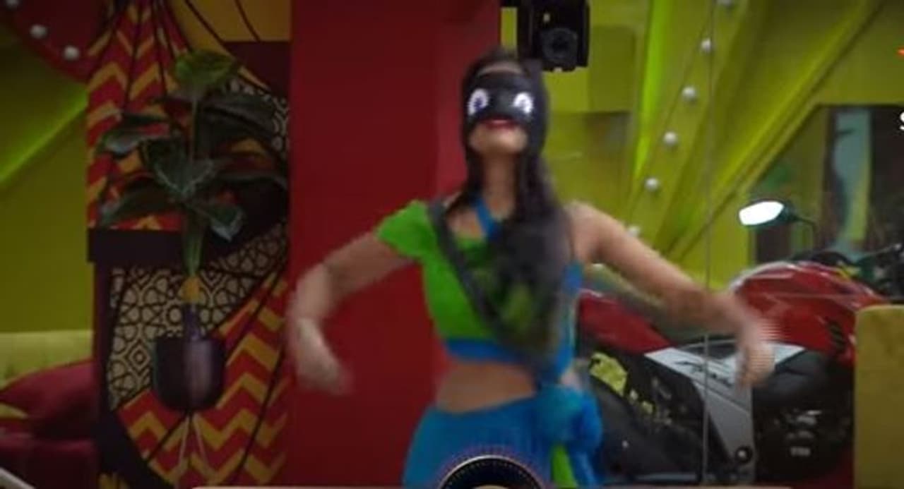 <p>ఇందులో లేడీ కంటెస్టెంట్లు దివి, హారిక, మోనాల్‌, అరియానా రెచ్చిపోయారు. ఎన్నడూ లేని విధంగా తమ నడుమందాలతో మత్తెక్కించారు. గేమ్‌ లో భాగంగా అరియానా, అవినాష్‌కి మధ్య బ్లైండ్‌ డాన్స్ పోటీ పెట్టగా, అరియానా శారీ కట్టి నముడుని ఊపుతూ డాన్స్ చేయడం ఆకట్టుకుంది. ఇక ఇందులో అరియానా నడుముపై ఉన్న చేయిని అవినాష్‌ కరెక్ట్ గా పట్టుకోవడం ఆకట్టుకుంది.&nbsp;</p>