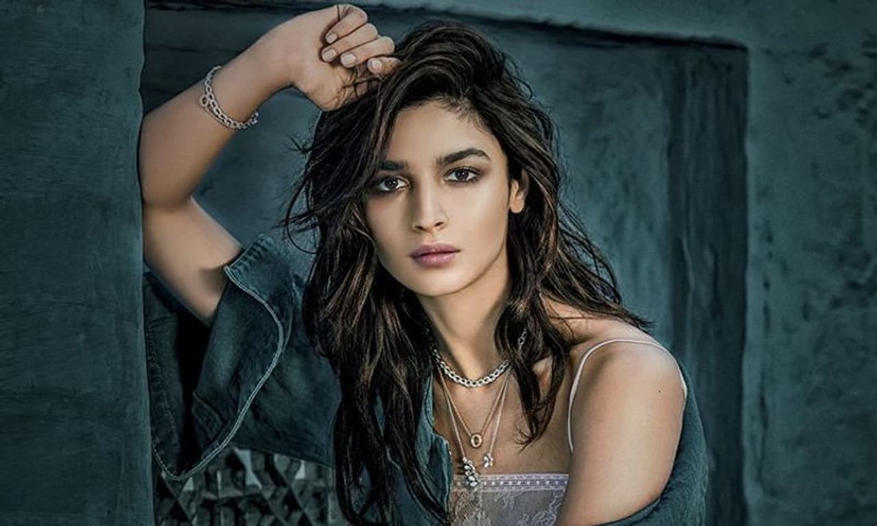 <p style="text align: justify;"><strong>ಆಲಿಯಾ ಭಟ್: </strong>ಪ್ರಸ್ತುತ ಆಲಿಯಾ ಬಾಲಿವುಡ್ನ ಯಶಸ್ವಿ ಹಾಗೂ ಪ್ರತಿಭಾವಂತ ಯುವ ನಟಿಯರಲ್ಲಿ ಒಬ್ಬರು. ವರದಿಗಳ ಪ್ರಕಾರ, ಅವರು ಶಾಲಾ ಶಿಕ್ಷಣವನ್ನು ಮುಗಿಸಿದ ನಂತರ ಚಿತ್ರರಂಗಕ್ಕೆ ಸೇರಿದರು.ಸ್ಟೂಡೆಂಟ್ ಅಫ್ ದಿ ಇಯರ್ ಸಿನಿಮಾದ ನಂತರ ಬ್ಯುಸಿಯಾದ ಆಲಿಯಾಗೆ ಕಾಲೇಜಿಗೆ ಸಮಯ ಸಿಗಲಿಲ್ಲ.</p><p style="text align: justify;"> </p><p style="text align: justify;"> </p><p> </p> <p style="text align: justify;"><strong>ಆಲಿಯಾ ಭಟ್: </strong>ಪ್ರಸ್ತುತ ಆಲಿಯಾ ಬಾಲಿವುಡ್ನ ಯಶಸ್ವಿ ಹಾಗೂ ಪ್ರತಿಭಾವಂತ ಯುವ ನಟಿಯರಲ್ಲಿ ಒಬ್ಬರು. ವರದಿಗಳ ಪ್ರಕಾರ, ಅವರು ಶಾಲಾ ಶಿಕ್ಷಣವನ್ನು ಮುಗಿಸಿದ ನಂತರ ಚಿತ್ರರಂಗಕ್ಕೆ ಸೇರಿದರು.ಸ್ಟೂಡೆಂಟ್ ಅಫ್ ದಿ ಇಯರ್ ಸಿನಿಮಾದ ನಂತರ ಬ್ಯುಸಿಯಾದ ಆಲಿಯಾಗೆ ಕಾಲೇಜಿಗೆ ಸಮಯ ಸಿಗಲಿಲ್ಲ.</p><p style="text align: justify;"> </p><p style="text align: justify;"> </p><p> </p>