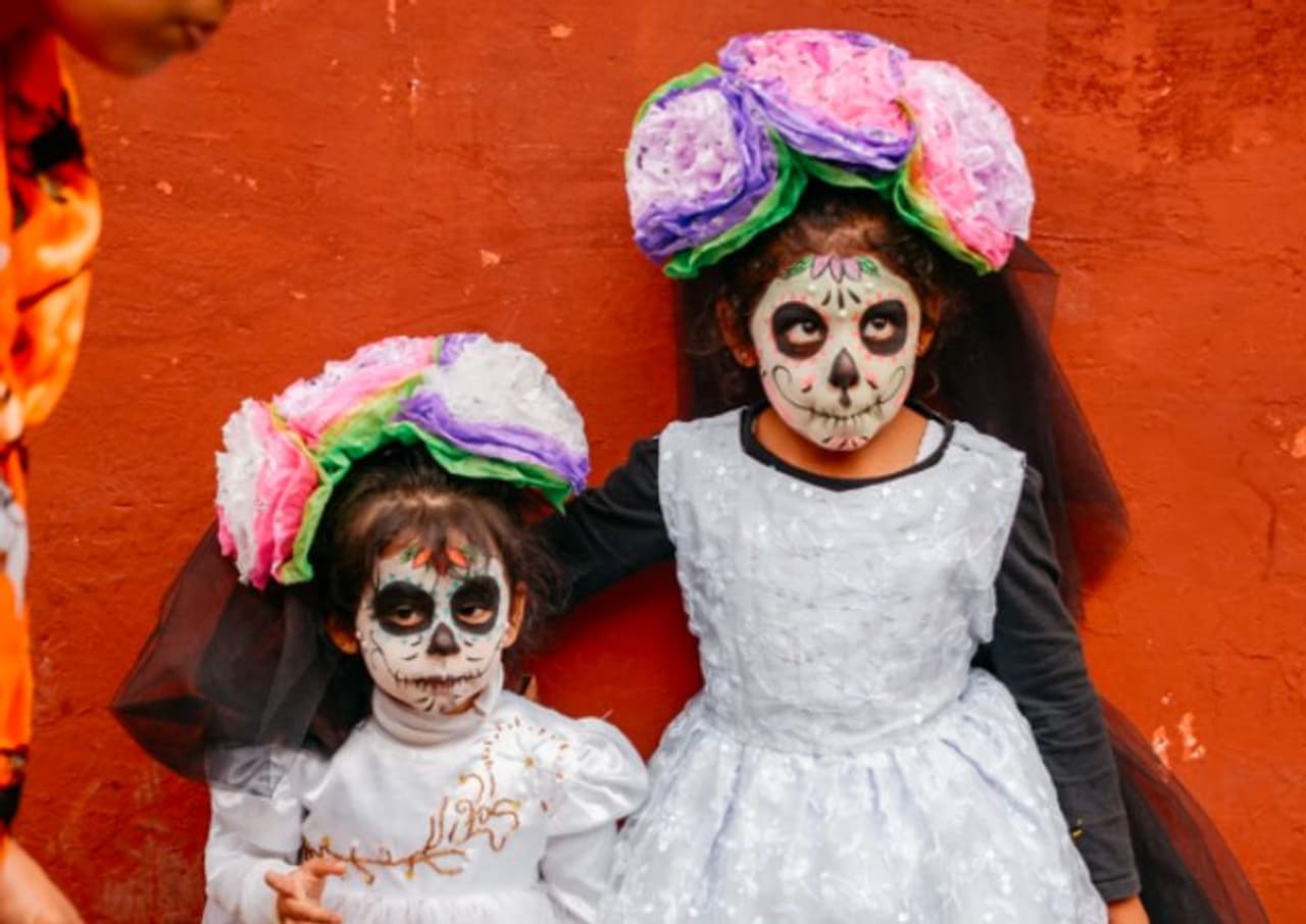 <p>ಈ ಉತ್ಸವವನ್ನು 2008ರಲ್ಲಿ ಯುನೆಸ್ಕೋ ವಿಶ್ವ ಪರಂಪರೆಯ ಪಟ್ಟಿಗೆ ಸೇರಿಸಲಾಯಿತು. ಸತ್ತವರ ದಿನವನ್ನು ಸಾಮಾನ್ಯವಾಗಿ ನವೆಂಬರ್ ಮೊದಲ ದಿನಗಳಲ್ಲಿ ಆಚರಿಸಲಾಗುತ್ತದೆ. ಮೃತಪಟ್ಟ ಎಲ್ಲಾ ಸಂಬಂಧಿಕರು ಮತ್ತು ಸ್ನೇಹಿತರಿಗಾಗಿ ಆ ದಿನಗಳನ್ನು ಮೀಸಲಿಡಲಾಗಿದೆ. ಸತ್ತವರಿಗೆ ವಿಶೇಷ ಪ್ರಾರ್ಥನೆಗಳು ನಡೆಯುತ್ತವೆ.</p> <p>ಈ ಉತ್ಸವವನ್ನು 2008ರಲ್ಲಿ ಯುನೆಸ್ಕೋ ವಿಶ್ವ ಪರಂಪರೆಯ ಪಟ್ಟಿಗೆ ಸೇರಿಸಲಾಯಿತು. ಸತ್ತವರ ದಿನವನ್ನು ಸಾಮಾನ್ಯವಾಗಿ ನವೆಂಬರ್ ಮೊದಲ ದಿನಗಳಲ್ಲಿ ಆಚರಿಸಲಾಗುತ್ತದೆ. ಮೃತಪಟ್ಟ ಎಲ್ಲಾ ಸಂಬಂಧಿಕರು ಮತ್ತು ಸ್ನೇಹಿತರಿಗಾಗಿ ಆ ದಿನಗಳನ್ನು ಮೀಸಲಿಡಲಾಗಿದೆ. ಸತ್ತವರಿಗೆ ವಿಶೇಷ ಪ್ರಾರ್ಥನೆಗಳು ನಡೆಯುತ್ತವೆ.</p>