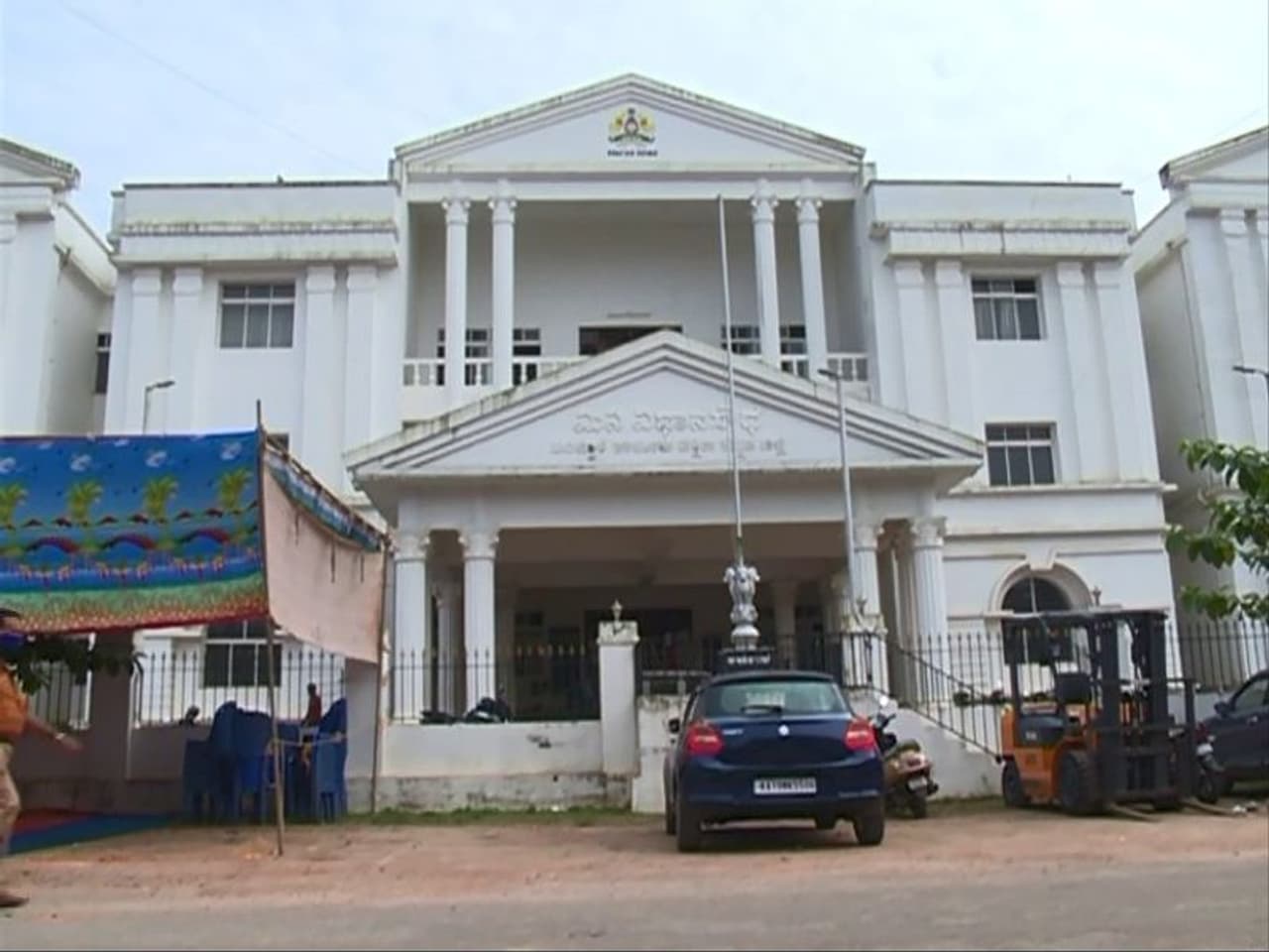 <p>ದಕ್ಷಿಣ ಕನ್ನಡ ಜಿಲ್ಲೆಯ ಬಂಟ್ವಾಳ ಪಟ್ಟಣದ ಬಿ.ಸಿ.ರೋಡ್ ಬಳಿ ಇರುವ ಮಿನಿ ವಿಧಾನಸೌಧ ಕಟ್ಟಡ&nbsp;</p>