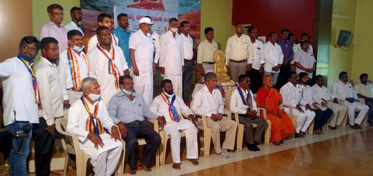 <p>ಉಡುಪಿ ಜಿಲ್ಲಾ ಬೌದ್ಧ ಮಹಾ ಸಭಾ ಇದರ ವತಿಯಿಂದ ಆಯೋಜಿಸಿದ್ದ ಬಾಬಾಸಾಹೇಬ್ ಅಂಬೇಡ್ಕರ್‌ ಅವರ 64 ನೇ ಧಮ್ಮ ಚಕ್ರ ಪ್ರವರ್ತನಾ ದಿನಾಚರಣೆಯಲ್ಲಿ 50 ಕ್ಕೂ ಅಧಿಕ ದಲಿತರು ಬೌದ್ಧ ಧರ್ಮಕ್ಕೆ ಮತಾಂತರಗೊಂಡರು.</p>