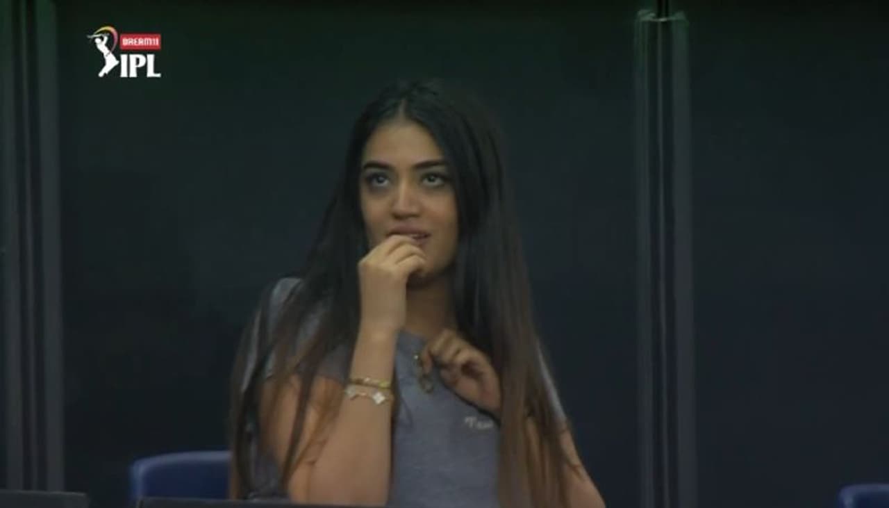 <p>ముంబై, పంజాబ్ మధ్య ఉత్కంఠభరితంగా సాగిన ‘డబుల్ సూపర్ ఓవర్’ మ్యాచ్లో కింగ్స్ ఎలెవన్ విజయానికి ఒక బంతికి 2 పరుగులు కావాల్సిన దశలో టీవీ స్క్రీన్పై మెరిసిందో బ్యూటీ...</p> <p>ముంబై, పంజాబ్ మధ్య ఉత్కంఠభరితంగా సాగిన ‘డబుల్ సూపర్ ఓవర్’ మ్యాచ్లో కింగ్స్ ఎలెవన్ విజయానికి ఒక బంతికి 2 పరుగులు కావాల్సిన దశలో టీవీ స్క్రీన్పై మెరిసిందో బ్యూటీ...</p>