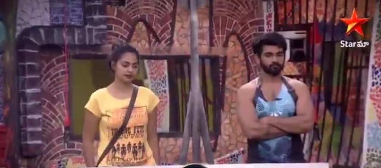 <p style="text align: justify;">దీని కోసం హౌస్ లో లవ్ బర్డ్స్ గా ఉన్న మోనాల్ అఖిల్ ని పంపారు. ఐతే మోనాల్ అఖిల్ పట్ల తన నిజమైన ప్రేమ చాటుకుంది. అఖిల్ ని సేవ్ చేసి తనని తాను నామినేట్ చేసుకుంది. స్ట్రాంగ్ కంటెస్టెంట్ గా ఉన్న అఖిల్ దీనికి ఒప్పుకోవడం అందరికీ ఆశ్చర్యం వేసింది. వీక్ కంటెస్టెంట్ అయిన మోనాల్ కోసం అఖిల్ త్యాగం చేయలేకపోయాడు.</p> <p style="text align: justify;">దీని కోసం హౌస్ లో లవ్ బర్డ్స్ గా ఉన్న మోనాల్ అఖిల్ ని పంపారు. ఐతే మోనాల్ అఖిల్ పట్ల తన నిజమైన ప్రేమ చాటుకుంది. అఖిల్ ని సేవ్ చేసి తనని తాను నామినేట్ చేసుకుంది. స్ట్రాంగ్ కంటెస్టెంట్ గా ఉన్న అఖిల్ దీనికి ఒప్పుకోవడం అందరికీ ఆశ్చర్యం వేసింది. వీక్ కంటెస్టెంట్ అయిన మోనాల్ కోసం అఖిల్ త్యాగం చేయలేకపోయాడు.</p>