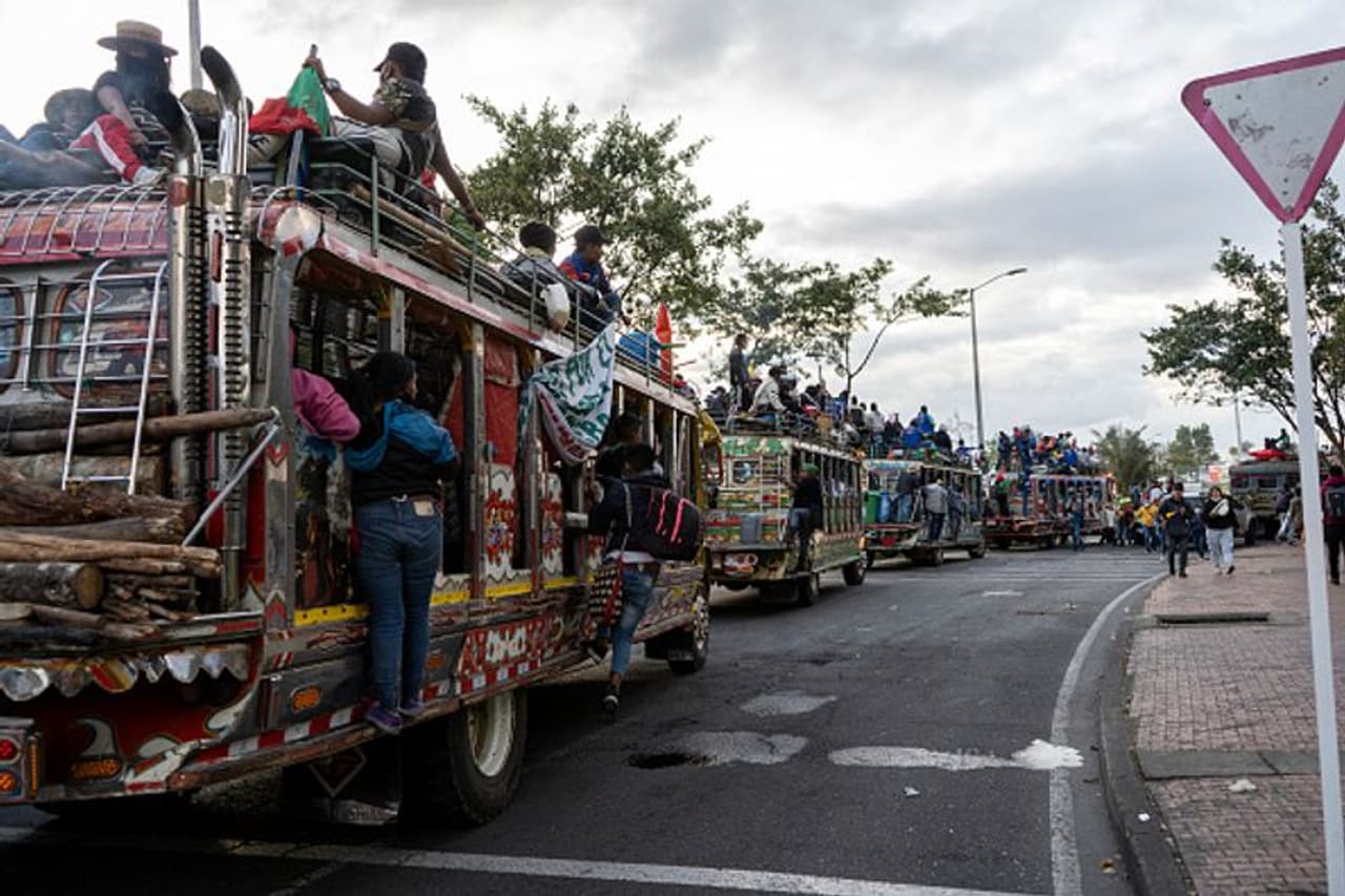 <p>കൊളംബിയയുടെ പ്രാന്തപ്രദേശത്ത് നിന്ന് പോലും ജനങ്ങള് നാളെ നടക്കുന്ന ദേശീയ സമരത്തിനായി കൊളംബിയന് തലസ്ഥാനമായ ബഗോട്ടയിലേക്ക് നീങ്ങുന്നതായി വോയ്സ് ഓഫ് അമേരിക്ക തുടങ്ങിയ വിദേശ മാധ്യമങ്ങള് റിപ്പോര്ട്ട് ചെയ്തു. </p> <p>കൊളംബിയയുടെ പ്രാന്തപ്രദേശത്ത് നിന്ന് പോലും ജനങ്ങള് നാളെ നടക്കുന്ന ദേശീയ സമരത്തിനായി കൊളംബിയന് തലസ്ഥാനമായ ബഗോട്ടയിലേക്ക് നീങ്ങുന്നതായി വോയ്സ് ഓഫ് അമേരിക്ക തുടങ്ങിയ വിദേശ മാധ്യമങ്ങള് റിപ്പോര്ട്ട് ചെയ്തു. </p>