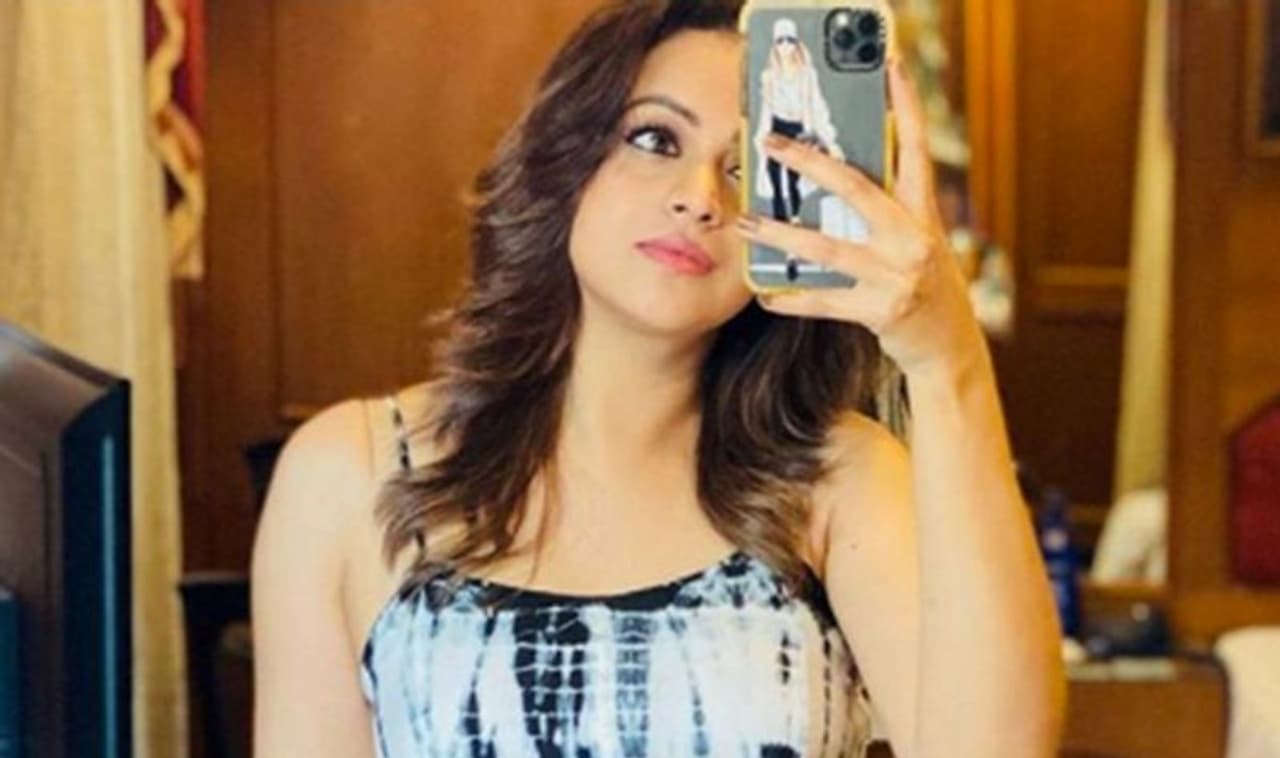 <p style="text align: justify;">ఈ మధ్య భావన కొన్ని మిర్రర్ సెల్ఫీ ఫోటోలు సోషల్ మీడియాలో పంచుకోగా ఆమె ఫ్యాన్స్ తెగ లైక్ చేశారు. లాక్ డౌన్ వలన షూటింగ్స్ లేక కొంచెం బరువు పెరిగినట్లుగా కూడా భావన చెప్పడం జరిగింది.</p>