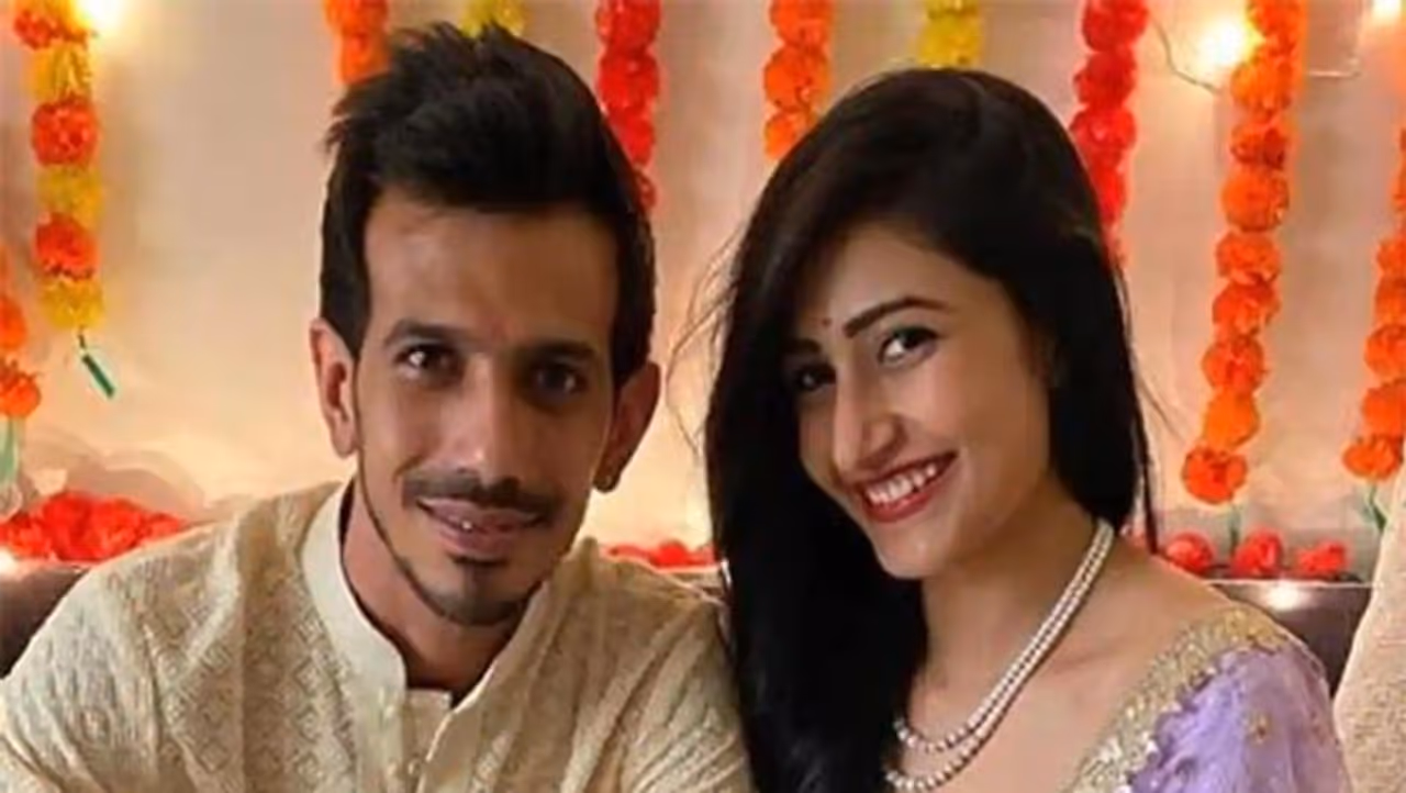 <p>యూట్యూబర్, టిక్ టాక్ వీడియోలు తీసే ధనుశ్రీ వర్మను ప్రేమించిన యజ్వేంద్ర చాహాల్... కొన్నాళ్ల కిందట ఆమెతో ఎంగేజ్మెంట్ కూడా చేసుకున్నాడు.</p> <p>యూట్యూబర్, టిక్ టాక్ వీడియోలు తీసే ధనుశ్రీ వర్మను ప్రేమించిన యజ్వేంద్ర చాహాల్... కొన్నాళ్ల కిందట ఆమెతో ఎంగేజ్మెంట్ కూడా చేసుకున్నాడు.</p>