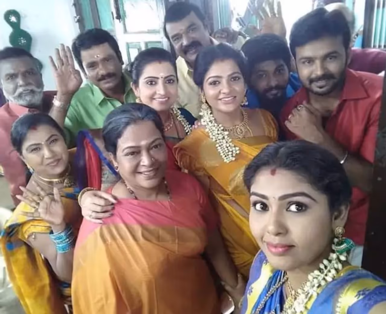 <h2>அண்ணன் தம்பிகள் பாசம், என்றால் எப்படி இருக்க வேண்டும் என்றும், கூட்டு கும்பத்தில் உள்ளவர்கள் எப்படி விட்டு கொடுத்து வாழ வேண்டும் என்பதற்கு எடுத்து காட்டாக ஒளிபரப்பாகி வரும் சீரியல் 'பாண்டியன் ஸ்டோர்'. </h2> <h2>அண்ணன் தம்பிகள் பாசம், என்றால் எப்படி இருக்க வேண்டும் என்றும், கூட்டு கும்பத்தில் உள்ளவர்கள் எப்படி விட்டு கொடுத்து வாழ வேண்டும் என்பதற்கு எடுத்து காட்டாக ஒளிபரப்பாகி வரும் சீரியல் 'பாண்டியன் ஸ்டோர்'. </h2>