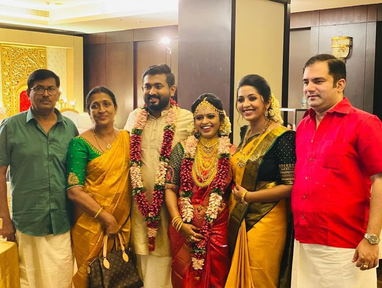 <p>ഇപ്പോഴിതാ സഹോദരന്റെ വിവാഹ ചിത്രങ്ങളാണ് താരം ആരാധകർക്കായി പങ്കുവച്ചിരിക്കുന്നത്. (courtesy instagram photos)</p> <p>ഇപ്പോഴിതാ സഹോദരന്റെ വിവാഹ ചിത്രങ്ങളാണ് താരം ആരാധകർക്കായി പങ്കുവച്ചിരിക്കുന്നത്. (courtesy instagram photos)</p>