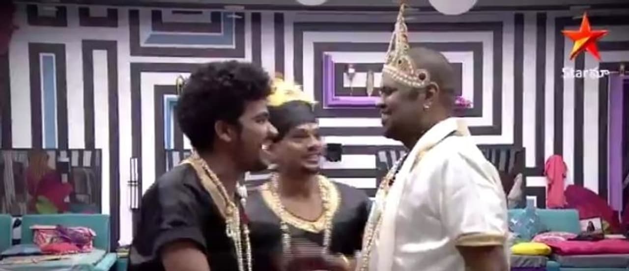 <p style="text align: justify;">ఇక నేటి ఎపిసోడ్ లో లగ్జరి బడ్జెట్ టాస్క్ లో భాగంగా ఇంటి సభ్యులను కొంటె రాక్షసులు, మంచి మనుషుల టీమ్ గా విభజించారు. కొంటె రాక్షసులుగా అరియానా, మెహబూబ్, అఖిల్, అవినాష్, హారికలను నియమించిన బిగ్ బాస్ మంచి మనుషులుగా అభిజీత్, నోయల్, లాస్య, రాజశేఖర్, దివి, సోహెల్, మోనాల్ లను నిర్ణయించారు. కొంటె రాక్షసులు ఇంటిలోని వస్తువులను నాశనం చేయడంతో పాటు మంచి మనుషులను ఇబ్బంది పెట్టాలని నిర్ణయించారు. అలాగే మంచి మనుషులు కొంటె రాక్షసులను తమ మాటలతో మార్చాలని చెప్పారు. బిగ్ బాస్ పురం రాజ్య ప్రజలు ఆ కొంటె రాక్షసులు చేసే పనులు పట్టించుకోకుండా వారి మానాన వారి పనులు చేసుకోవాలని నిర్ణయించుకున్నారు. కొంటె రాక్షసులు మంచి మనుషుల పనులకి ఆటంకం కలిగించడమే కాకుండా వారి వస్తువులను చిందర వందర చేసి పడేస్తారు. <br /> </p> <p style="text align: justify;">ఇక నేటి ఎపిసోడ్ లో లగ్జరి బడ్జెట్ టాస్క్ లో భాగంగా ఇంటి సభ్యులను కొంటె రాక్షసులు, మంచి మనుషుల టీమ్ గా విభజించారు. కొంటె రాక్షసులుగా అరియానా, మెహబూబ్, అఖిల్, అవినాష్, హారికలను నియమించిన బిగ్ బాస్ మంచి మనుషులుగా అభిజీత్, నోయల్, లాస్య, రాజశేఖర్, దివి, సోహెల్, మోనాల్ లను నిర్ణయించారు. కొంటె రాక్షసులు ఇంటిలోని వస్తువులను నాశనం చేయడంతో పాటు మంచి మనుషులను ఇబ్బంది పెట్టాలని నిర్ణయించారు. అలాగే మంచి మనుషులు కొంటె రాక్షసులను తమ మాటలతో మార్చాలని చెప్పారు. బిగ్ బాస్ పురం రాజ్య ప్రజలు ఆ కొంటె రాక్షసులు చేసే పనులు పట్టించుకోకుండా వారి మానాన వారి పనులు చేసుకోవాలని నిర్ణయించుకున్నారు. కొంటె రాక్షసులు మంచి మనుషుల పనులకి ఆటంకం కలిగించడమే కాకుండా వారి వస్తువులను చిందర వందర చేసి పడేస్తారు. <br /> </p>