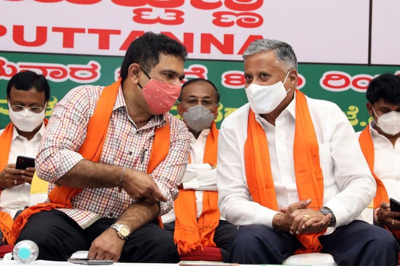 <p>ಬೆಂಗಳೂರು ಶಿಕ್ಷಕರ ಕ್ಷೇತ್ರದ ಚುನಾವಣೆ ಹಿನ್ನೆಲೆಯಲ್ಲಿ ಬಸವೇಶ್ವರ ನಗರದಲ್ಲಿ ವಿಜಯನಗರ ಮತ್ತು ಗೋವಿಂದರಾಜನಗರ ವಿಧಾನಸಭಾ ಕ್ಷೇತ್ರದ ಶಿಕ್ಷಕರು, ಪ್ರಾಂಶುಪಾಲರ ಶಿಕ್ಷಣ ಸಂಸ್ಥೆಯ ಪದಾಧಿಕಾರಿಗಳ ಸಭೆ ನಡೆಸಲಾಯಿತು. ಸಭೆಯಲ್ಲಿ ಬಿಜೆಪಿ ಅಭ್ಯರ್ಥಿಯಾಗಿ ಕಣಕ್ಕಿಳಿದಿರುವ ಪುಟ್ಟಣ್ಣ ಪರವಾಗಿ ಮತಯಾಚಿಸಲಾಯಿತು.</p> <p>ಬೆಂಗಳೂರು ಶಿಕ್ಷಕರ ಕ್ಷೇತ್ರದ ಚುನಾವಣೆ ಹಿನ್ನೆಲೆಯಲ್ಲಿ ಬಸವೇಶ್ವರ ನಗರದಲ್ಲಿ ವಿಜಯನಗರ ಮತ್ತು ಗೋವಿಂದರಾಜನಗರ ವಿಧಾನಸಭಾ ಕ್ಷೇತ್ರದ ಶಿಕ್ಷಕರು, ಪ್ರಾಂಶುಪಾಲರ ಶಿಕ್ಷಣ ಸಂಸ್ಥೆಯ ಪದಾಧಿಕಾರಿಗಳ ಸಭೆ ನಡೆಸಲಾಯಿತು. ಸಭೆಯಲ್ಲಿ ಬಿಜೆಪಿ ಅಭ್ಯರ್ಥಿಯಾಗಿ ಕಣಕ್ಕಿಳಿದಿರುವ ಪುಟ್ಟಣ್ಣ ಪರವಾಗಿ ಮತಯಾಚಿಸಲಾಯಿತು.</p>