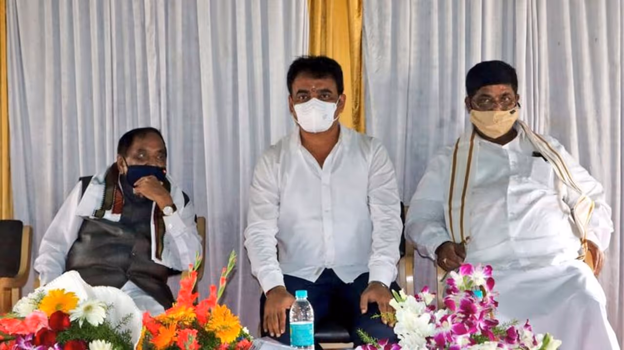 <p>ಮಹಾಲಕ್ಷ್ಮೀ ಲೇಔಟ್ನಲ್ಲಿ ನೆಲೆಸಿರುವ ಶಿರಾ ವಿಧಾನಸಭಾ ಕ್ಷೇತ್ರದ ಮತದಾರರ ಸಭೆ ನಡೆಸಿದ ಅವರು, ಇಷ್ಟುವರ್ಷ ರಾಜ್ಯದಲ್ಲಿ ಆಡಳಿತ ನಡೆಸಿದ ಕಾಂಗ್ರೆಸ್ ಮತ್ತು ಜೆಡಿಎಸ್ ಪಕ್ಷಗಳ ನಾಯಕರಿಗೆ ಸಮಸ್ಯೆಗಳ ಅರಿವೇ ಇರಲಿಲ್ಲ. ಅಭಿವೃದ್ಧಿ, ಜನರ ಕೌಶಲ್ಯ, ಶಿಕ್ಷಣ ಇತ್ಯಾದಿಗಳ ಮಹತ್ವ ಗೊತ್ತಿಲ್ಲದ ನಾಯಕರು ಜನರನ್ನು ಸದಾ ಕತ್ತಲೆಯಲ್ಲೇ ಇಟ್ಟರು. ಈ ಪಕ್ಷಗಳ ನಾಯಕರು ಸಮಸ್ಯೆಗಳ ಪರಿಹಾರದ ಬಗ್ಗೆ ಮಾತನಾಡುವುದು ಎಲ್ಲಿಂದ ಬಂತು. ಹೀಗಾಗಿ ರಾಜ್ಯ ಸಾಕಷ್ಟು ಬೆಲೆ ತೆತ್ತಿತು ಎಂದು ವಾಗ್ದಾಳಿ ನಡೆಸಿದ ಅಶ್ವತ್ಥ್ ನಾರಾಯಣ </p> <p>ಮಹಾಲಕ್ಷ್ಮೀ ಲೇಔಟ್ನಲ್ಲಿ ನೆಲೆಸಿರುವ ಶಿರಾ ವಿಧಾನಸಭಾ ಕ್ಷೇತ್ರದ ಮತದಾರರ ಸಭೆ ನಡೆಸಿದ ಅವರು, ಇಷ್ಟುವರ್ಷ ರಾಜ್ಯದಲ್ಲಿ ಆಡಳಿತ ನಡೆಸಿದ ಕಾಂಗ್ರೆಸ್ ಮತ್ತು ಜೆಡಿಎಸ್ ಪಕ್ಷಗಳ ನಾಯಕರಿಗೆ ಸಮಸ್ಯೆಗಳ ಅರಿವೇ ಇರಲಿಲ್ಲ. ಅಭಿವೃದ್ಧಿ, ಜನರ ಕೌಶಲ್ಯ, ಶಿಕ್ಷಣ ಇತ್ಯಾದಿಗಳ ಮಹತ್ವ ಗೊತ್ತಿಲ್ಲದ ನಾಯಕರು ಜನರನ್ನು ಸದಾ ಕತ್ತಲೆಯಲ್ಲೇ ಇಟ್ಟರು. ಈ ಪಕ್ಷಗಳ ನಾಯಕರು ಸಮಸ್ಯೆಗಳ ಪರಿಹಾರದ ಬಗ್ಗೆ ಮಾತನಾಡುವುದು ಎಲ್ಲಿಂದ ಬಂತು. ಹೀಗಾಗಿ ರಾಜ್ಯ ಸಾಕಷ್ಟು ಬೆಲೆ ತೆತ್ತಿತು ಎಂದು ವಾಗ್ದಾಳಿ ನಡೆಸಿದ ಅಶ್ವತ್ಥ್ ನಾರಾಯಣ </p>