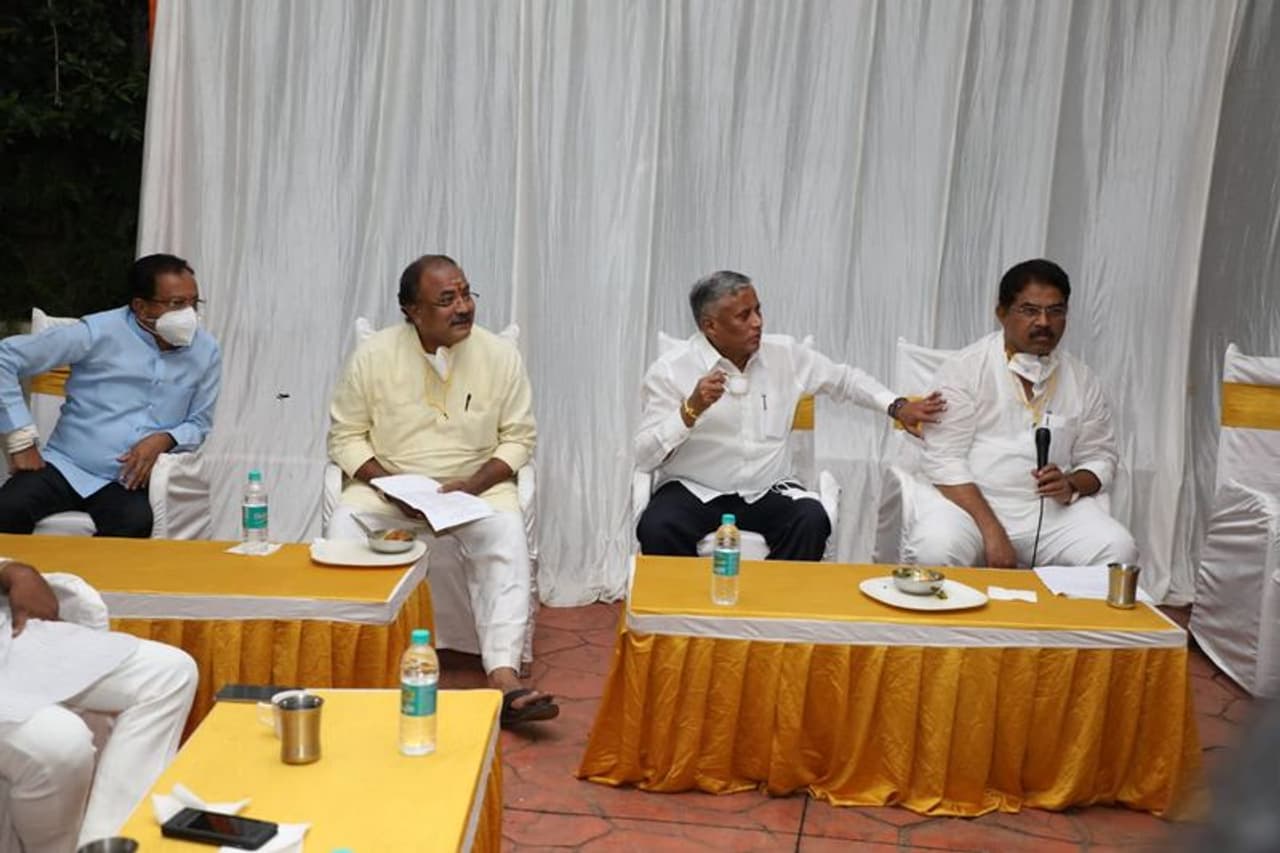 <p>ಬುಧವಾರ ಸಂಜೆ ಕ್ಷೇತ್ರದಲ್ಲಿ ಮತದಾರರ ಸಭೆ ನಡೆಸಿದ ವೇಳೆ ಮಾತನಾಡಿ, ಈ ಚುನಾವಣೆ ಮೂಲಕ ಕಾಂಗ್ರೆಸ್‌ ಗೂಂಡಾಗಿರಿಗೆ ಅಂತ್ಯವಾಡಬೇಕಿದೆ. ಯಾರಿಗೂ ಹೆದರುವ ಅಗತ್ಯವಿಲ್ಲ. ಬಿಜೆಪಿಯ ಘಟಾನುಘಟಿ ನಾಯಕರು ಹಾಗೂ ಕಾರ್ಯಕರ್ತರ ಪಡೆಯೇ ಇಲ್ಲಿದೆ. ಹೀಗಾಗಿ ಧೈರ್ಯವಾಗಿ ಚುನಾವಣೆ ಎದುರಿಸುವ ಮೂಲಕ ಮುನಿರತ್ನ ಅವರ ಗೆಲುವಿಗೆ ಶ್ರಮಿಸಬೇಕು ಎಂದು ಕಾರ್ಯಕರ್ತರಿಗೆ ಕರೆ ನೀಡಿದ್ದಾರೆ.</p>