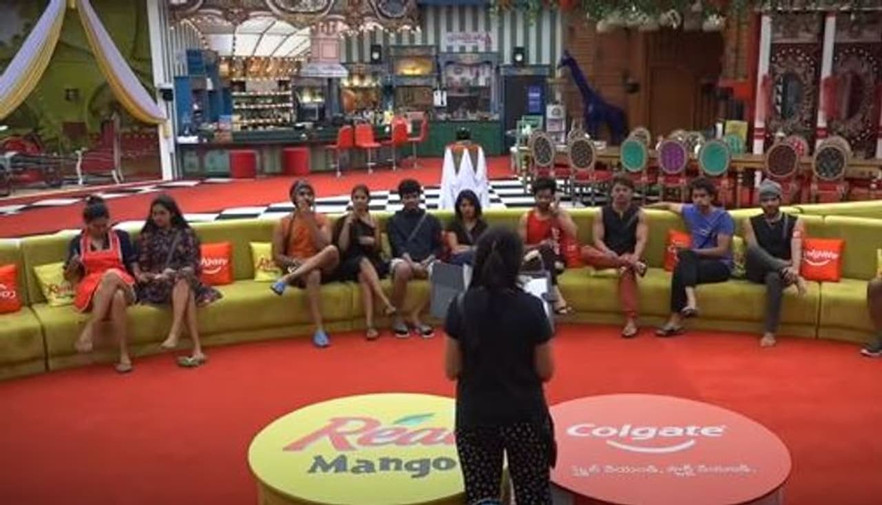 <p>బిగ్బాస్ నాల్గో సీజన్ ఏడో వారం కొనసాగుతుంది. ఈవారం ఇంటి సభ్యులను రెండు టీమ్లుగా విడగొట్టాడు బిగ్బాస్. కొంటె రాక్షసుల టీమ్లో అరియానా, మెహబూబ్, అఖిల్,అవినాష్, హారిక ఉండగా, మంచి మనుషుల టీమ్లో నోయల్, అభిజిత్, లాస్య, అమ్మా రాజశేఖర్, దివి, సోహైల్, మోనాల్ ఉన్నారు. </p> <p>బిగ్బాస్ నాల్గో సీజన్ ఏడో వారం కొనసాగుతుంది. ఈవారం ఇంటి సభ్యులను రెండు టీమ్లుగా విడగొట్టాడు బిగ్బాస్. కొంటె రాక్షసుల టీమ్లో అరియానా, మెహబూబ్, అఖిల్,అవినాష్, హారిక ఉండగా, మంచి మనుషుల టీమ్లో నోయల్, అభిజిత్, లాస్య, అమ్మా రాజశేఖర్, దివి, సోహైల్, మోనాల్ ఉన్నారు. </p>