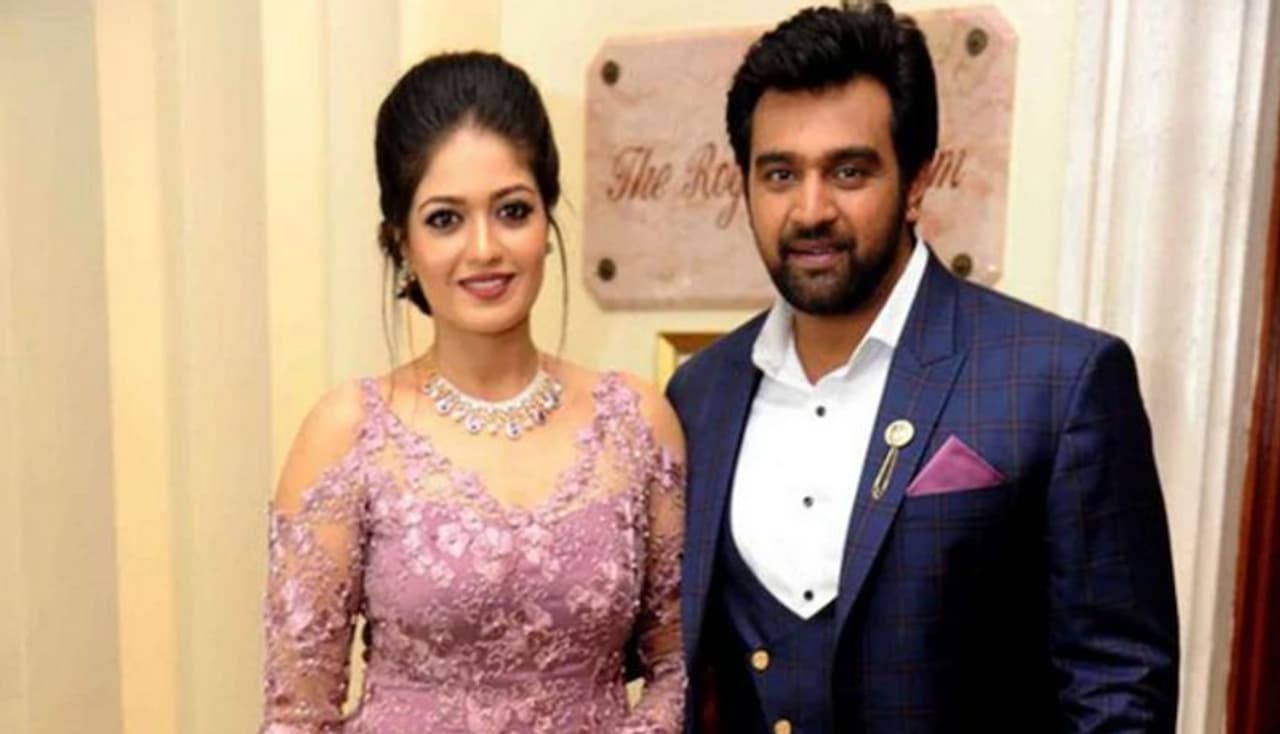 <p>பிரபல நடிகை மேக்னா ராஜின் கணவரும் பிரபல கன்னட நடிகரும், ஆக்சன் கிங் அர்ஜூனின் மருமகனுமான சிரஞ்சீவி சார்ஜா கடந்த ஜூன் மாதம் 7ம் தேதி திடீரென ஏற்பட்ட மாரடைப்பு காரணமாக காலமானார்.</p> <p>பிரபல நடிகை மேக்னா ராஜின் கணவரும் பிரபல கன்னட நடிகரும், ஆக்சன் கிங் அர்ஜூனின் மருமகனுமான சிரஞ்சீவி சார்ஜா கடந்த ஜூன் மாதம் 7ம் தேதி திடீரென ஏற்பட்ட மாரடைப்பு காரணமாக காலமானார்.</p>