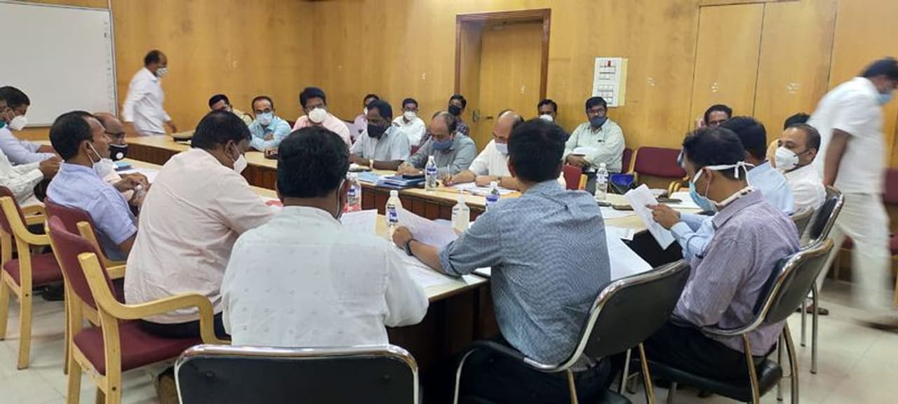 <p>ಇಂದು(ಬುಧವಾರ) ನಗರದ ಜಿಲ್ಲಾಧಿಕಾರಿ ಕಚೇರಿಯಲ್ಲಿ ಜಿಲ್ಲಾ ಮಟ್ಟದ ಅಧಿಕಾರಿಗಳೊಂದಿಗೆ ಸಭೆ ನಡೆಸಿದ ಡಾ. ಆರ್. ವಿಶಾಲ್ ಅವರು, ರಾಯಚೂರು ಜಿಲ್ಲೆಯಲ್ಲಿ ಈ ವರ್ಷ ವಾಡಿಕೆಗಿಂತ ಶೇ. 32ರಷ್ಟು ಹೆಚ್ಚು ಮಳೆಯಾಗಿದೆ. ಮಳೆಯಿಂದಾಗಿ 64,120 ಹೆಕ್ಟೇರ್ ಪ್ರದೇಶದಲ್ಲಿ ಬೆಳೆಹಾನಿ ಆಗಿದೆ ಎಂದು ತಿಳಿಸಿದ್ದಾರೆ.&nbsp;</p>