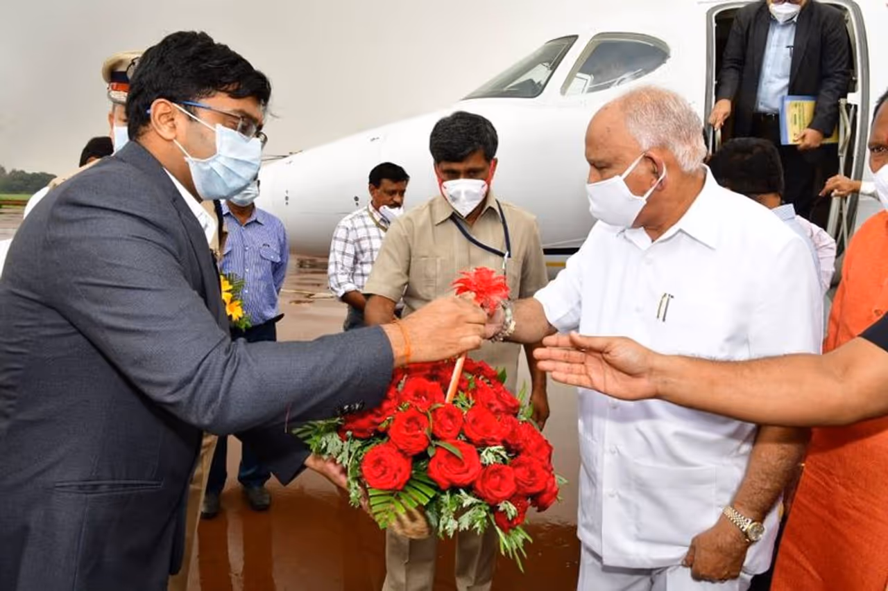 <p>ಇಂದು ಬೆಳಿಗ್ಗೆ ಬಳ್ಳಾರಿಯ ಜಿಂದಾಲ್ ವಿಮಾನ ನಿಲ್ದಾಣಕ್ಕೆ ಆಗಮಿಸಿದ ಸಿಎಂ ಯಡಿಯೂರಪ್ಪ ಅವರಿಗೆ ಪಶು ಸಂಗೋಪನೆ ಸಚಿವ ಪ್ರಭು ಚೌಹಾಣ್ ಹಾಗೂ ಜಿಲ್ಲಾಡಳಿತದ ವತಿಯಿಂದ ಸ್ವಾಗತ</p> <p>ಇಂದು ಬೆಳಿಗ್ಗೆ ಬಳ್ಳಾರಿಯ ಜಿಂದಾಲ್ ವಿಮಾನ ನಿಲ್ದಾಣಕ್ಕೆ ಆಗಮಿಸಿದ ಸಿಎಂ ಯಡಿಯೂರಪ್ಪ ಅವರಿಗೆ ಪಶು ಸಂಗೋಪನೆ ಸಚಿವ ಪ್ರಭು ಚೌಹಾಣ್ ಹಾಗೂ ಜಿಲ್ಲಾಡಳಿತದ ವತಿಯಿಂದ ಸ್ವಾಗತ</p>