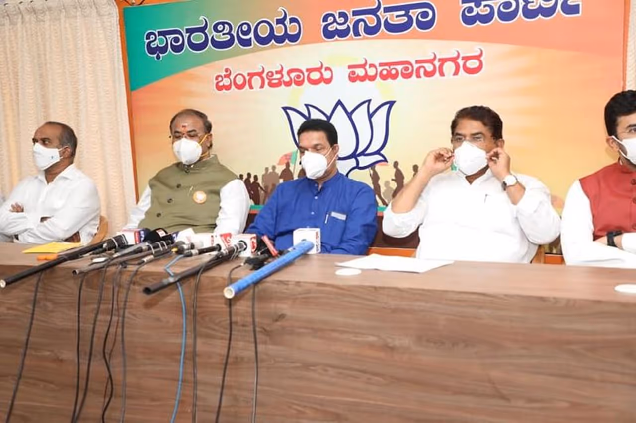 <p>ಆಪರೇಷನ್ ಹಸ್ತ ಮಾಡಿದ್ದ ಕೆಪಿಸಿಸಿ ಅಧ್ಯಕ್ಷ ಡಿಕೆ ಶಿವಕುಮಾರ್ಗೆ ಬಿಜೆಪಿ ಆಪರೇಷನ್ ಕಮಲದ ಮೂಲಕ ಶಾಕ್ ಕೊಟ್ಟಿದೆ.</p> <p>ಆಪರೇಷನ್ ಹಸ್ತ ಮಾಡಿದ್ದ ಕೆಪಿಸಿಸಿ ಅಧ್ಯಕ್ಷ ಡಿಕೆ ಶಿವಕುಮಾರ್ಗೆ ಬಿಜೆಪಿ ಆಪರೇಷನ್ ಕಮಲದ ಮೂಲಕ ಶಾಕ್ ಕೊಟ್ಟಿದೆ.</p>