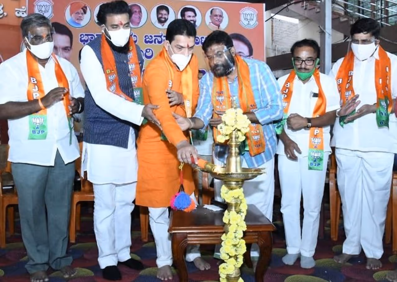 <p>ಬಳ್ಳಾರಿ ಜಿಲ್ಲಾ ಬಿಜೆ​ಪಿ ಘಟಕದಿಂದ ನಗರದ ಬಿಜೆಪಿ ಕಚೇರಿಯಲ್ಲಿ ಮಂಗಳವಾರ ಈಶಾನ್ಯ ವಲಯ ಶಿಕ್ಷಕರ ಮತ ಕ್ಷೇತ್ರದ ಅಭ್ಯರ್ಥಿಯ ಚುನಾವಣಾ ಪ್ರಚಾರ ಸಭೆ ಉದ್ಘಾಟಿಸಿ ಮಾತನಾಡಿದ ಅವರು, ದೇಶ, ರಾಜ್ಯದಲ್ಲಿ ಈ ಹಿಂದೆ ಬಿಜೆಪಿ ಸರ್ಕಾರ ಇರಲಿಲ್ಲ. ಆದರೂ ಶಿಕ್ಷಕರು ನಮ್ಮ ಅಭ್ಯರ್ಥಿಗಳ ಗೆಲುವಿಗೆ ಕಾರಣರಾಗಿದ್ದಾರೆ. ಆದರೆ ಈಗ ಕೇಂದ್ರ, ರಾಜ್ಯದಲ್ಲಿ ನಮ್ಮ ಸರ್ಕಾರ ಇದೆ. ನಿಮ್ಮ ಎಲ್ಲ ಸಮಸ್ಯೆಗಳನ್ನು ಬಗೆಹರಿಸಲು ನಮ್ಮ ಅಭ್ಯರ್ಥಿಗೆ ಬೆಂಬಲ ನೀಡಿ ಗೆಲ್ಲಿಸಬೇಕಿದೆ ಎಂದು ತಿಳಿಸಿದ್ದಾರೆ.&nbsp;</p>