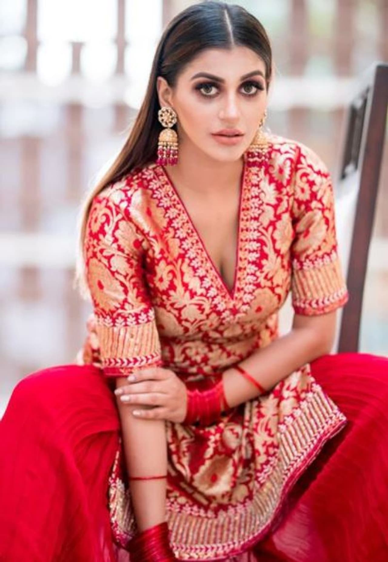 <p>மக்கள் மனதிலும், ரசிகர்கள் மனதிலும் இடம்பிடிக்க ஷார்ட் ரூட்டாக இருக்கும் என பிக்பாஸ் சீசன் 2 வில் போட்டியாளராக கலந்து கொண்டார் யாஷிகா. அதன் மூலம் பட்டி, தொட்டி எல்லாம் பிரபலமானார் என்பது அனைவரும் அறிந்தது தான்.</p>