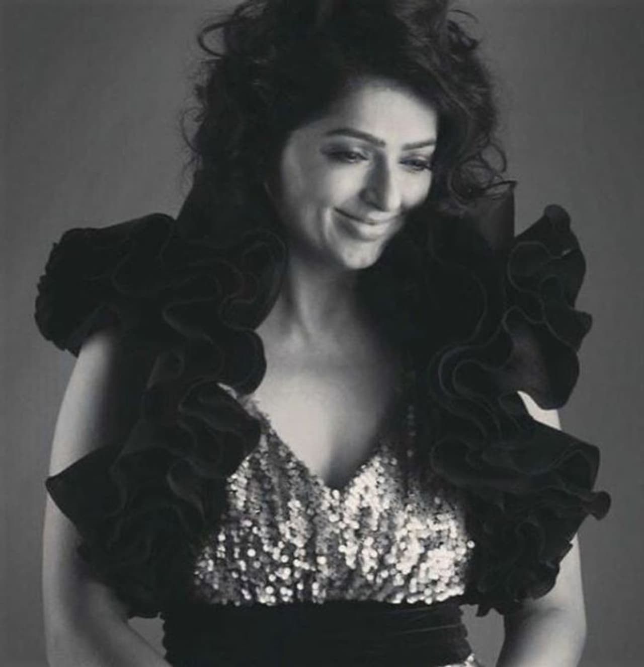 <p>மெல்லிய சிரிப்பில் மெழுகாய் உருகும் ரசிகர்கள்</p> <p>மெல்லிய சிரிப்பில் மெழுகாய் உருகும் ரசிகர்கள்</p>