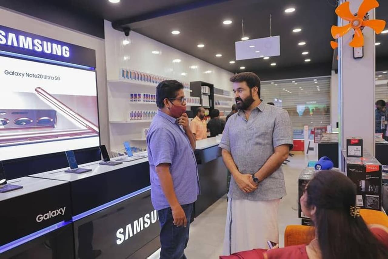 <p>ജീത്തു ജോസഫ് പങ്കുവച്ചിരിക്കുന്ന ചിത്രങ്ങളില്‍ ജോര്‍ജുകുട്ടിയെ അവതരിപ്പിക്കുന്ന മോഹന്‍ലാലും ഭാര്യാ കഥാപാത്രത്തെ അവതരിപ്പിക്കുന്ന മീനയും മക്കളായി എത്തുന്ന അന്‍സിബ ഹസനും എസ്‍തര്‍ അനിലുമുണ്ട്.</p>