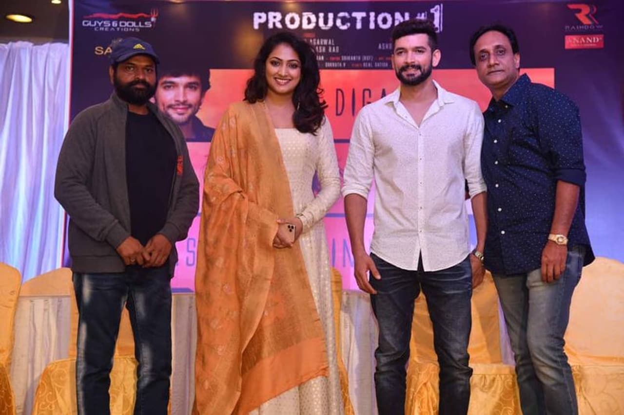 <p>ದೂದ್ ಪೇಡಾ ದಿಗಂತ್ ಮತ್ತು ನಟಿ ಹರಿಪ್ರಿಯಾ ಜೋಡಿಯ ಹೊಸ ಸಿನಿಮಾಕ್ಕೆ ಮುಹೂರ್ತ ನೆರವೇರಿದೆ.</p> <p>ದೂದ್ ಪೇಡಾ ದಿಗಂತ್ ಮತ್ತು ನಟಿ ಹರಿಪ್ರಿಯಾ ಜೋಡಿಯ ಹೊಸ ಸಿನಿಮಾಕ್ಕೆ ಮುಹೂರ್ತ ನೆರವೇರಿದೆ.</p>