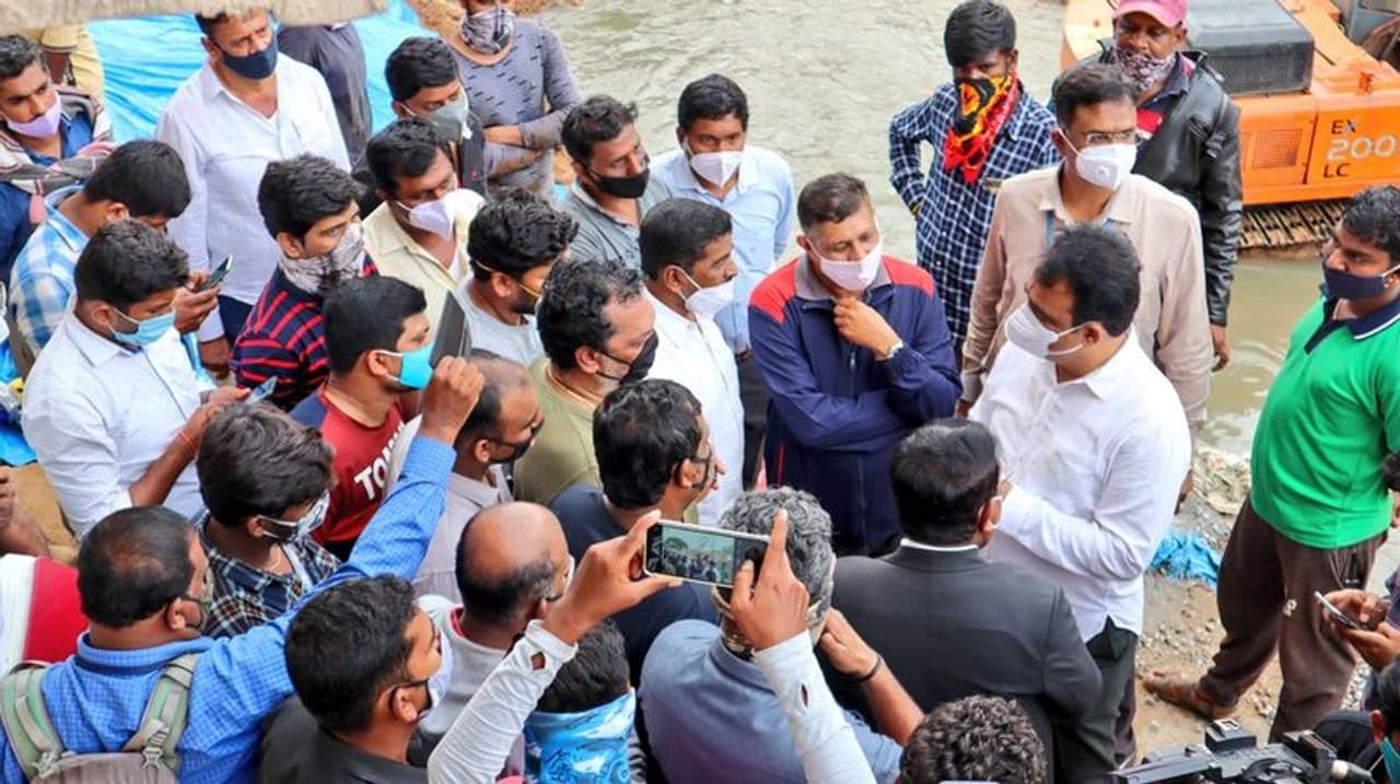 <p>ಮಂಗಳವಾರ ಸುರಿದ ಧಾರಾಕಾರ ಮಳೆಗೆ ರಾಜಕಾಲುವೆ ತಡೆಗೋಡೆ ಕುಸಿದ ದತ್ತಾ ಲೇಔಟ್ಗೆ ಬುಧವಾರ ಭೇಟಿ ನೀಡಿ ಪರಿಶೀಲನೆ ನಡೆಸಿ ಸುದ್ದಿಗಾರರೊಂದಿಗೆ ಮಾತನಾಡಿದ ಅವರು, ರಾಜಕಾಲುವೆ ಅಭಿವೃದ್ಧಿ ಪಡಿಸಿದರೂ ಮಳೆ ಬಂದ ಸಂದರ್ಭದಲ್ಲಿ ಉಕ್ಕಿ ತಗ್ಗುಪ್ರದೇಶಗಳಿಗೆ ನೀರು ಹರಿದು ಪ್ರವಾಹ ಪರಿಸ್ಥಿತಿ ಉಂಟಾಗಲಿದೆ. ಹಾಗಾಗಿ, ಮಳೆ ಬಂದಾಗ ರಾಜಕಾಲುವೆಗಳಿಗೆ ಮಳೆ ನೀರು ನೇರವಾಗಿ ಹರಿದು ಬರದಂತೆ ಅಲ್ಲಲ್ಲಿ ಮಳೆ ನೀರು ಸಂಗ್ರಹ ಹೊಂಡಗಳನ್ನು ನಿರ್ಮಿಸಬೇಕಾಗಿದೆ ಎಂದರು.</p> <p>ಮಂಗಳವಾರ ಸುರಿದ ಧಾರಾಕಾರ ಮಳೆಗೆ ರಾಜಕಾಲುವೆ ತಡೆಗೋಡೆ ಕುಸಿದ ದತ್ತಾ ಲೇಔಟ್ಗೆ ಬುಧವಾರ ಭೇಟಿ ನೀಡಿ ಪರಿಶೀಲನೆ ನಡೆಸಿ ಸುದ್ದಿಗಾರರೊಂದಿಗೆ ಮಾತನಾಡಿದ ಅವರು, ರಾಜಕಾಲುವೆ ಅಭಿವೃದ್ಧಿ ಪಡಿಸಿದರೂ ಮಳೆ ಬಂದ ಸಂದರ್ಭದಲ್ಲಿ ಉಕ್ಕಿ ತಗ್ಗುಪ್ರದೇಶಗಳಿಗೆ ನೀರು ಹರಿದು ಪ್ರವಾಹ ಪರಿಸ್ಥಿತಿ ಉಂಟಾಗಲಿದೆ. ಹಾಗಾಗಿ, ಮಳೆ ಬಂದಾಗ ರಾಜಕಾಲುವೆಗಳಿಗೆ ಮಳೆ ನೀರು ನೇರವಾಗಿ ಹರಿದು ಬರದಂತೆ ಅಲ್ಲಲ್ಲಿ ಮಳೆ ನೀರು ಸಂಗ್ರಹ ಹೊಂಡಗಳನ್ನು ನಿರ್ಮಿಸಬೇಕಾಗಿದೆ ಎಂದರು.</p>