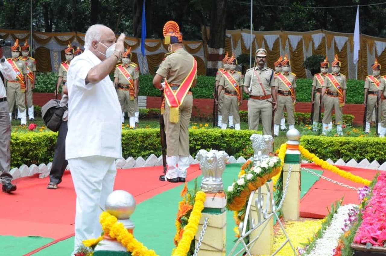 <p>ರಾಷ್ಟ್ರೀಯ ಪೊಲೀಸ್ ಸಂಸ್ಮರಣಾ ದಿನಾಚರಣೆ ಅಂಗವಾಗಿ ಬುಧವಾರ ಮೈಸೂರು ರಸ್ತೆಯ ನಗರ ಸಶಸ್ತ್ರ ಮೀಸಲು ಪಡೆಯ ಕೇಂದ್ರ ಸ್ಥಾನದ ಹುತಾತ್ಮರ ಉದ್ಯಾನದಲ್ಲಿ ಹುತಾತ್ಮ ಪೊಲೀಸರಿಗೆ ಗೌರವ ನಮನ ಸಲ್ಲಿಸಿದ ಬಳಿಕ ಮಾತನಾಡಿದ ಮುಖ್ಯಮಂತ್ರಿ ಬಿ. ಎಸ್. ಯಡಿಯೂರಪ್ಪ, ಕೊರೋನಾ ಸೋಂಕು ಕುರಿತು ಜನರು ಎಚ್ಚರಿಕೆ ವಹಿಸಬೇಕು. ಪ್ರಧಾನಿ ಮೋದಿ ಅವರು ಸೋಂಕಿನ ಜಾಗೃತಿ ಬಗ್ಗೆ ಮನವಿ ಮಾಡಿದ್ದಾರೆ. ಕೊರೋನಾ ನಿಯಂತ್ರಿಸುವಲ್ಲಿ ಪೊಲೀಸರ ಬಹುಮುಖ್ಯ ಪಾತ್ರ ನಿರ್ವಹಿಸಿದ್ದಾರೆ ಎಂದರು.</p> <p>ರಾಷ್ಟ್ರೀಯ ಪೊಲೀಸ್ ಸಂಸ್ಮರಣಾ ದಿನಾಚರಣೆ ಅಂಗವಾಗಿ ಬುಧವಾರ ಮೈಸೂರು ರಸ್ತೆಯ ನಗರ ಸಶಸ್ತ್ರ ಮೀಸಲು ಪಡೆಯ ಕೇಂದ್ರ ಸ್ಥಾನದ ಹುತಾತ್ಮರ ಉದ್ಯಾನದಲ್ಲಿ ಹುತಾತ್ಮ ಪೊಲೀಸರಿಗೆ ಗೌರವ ನಮನ ಸಲ್ಲಿಸಿದ ಬಳಿಕ ಮಾತನಾಡಿದ ಮುಖ್ಯಮಂತ್ರಿ ಬಿ. ಎಸ್. ಯಡಿಯೂರಪ್ಪ, ಕೊರೋನಾ ಸೋಂಕು ಕುರಿತು ಜನರು ಎಚ್ಚರಿಕೆ ವಹಿಸಬೇಕು. ಪ್ರಧಾನಿ ಮೋದಿ ಅವರು ಸೋಂಕಿನ ಜಾಗೃತಿ ಬಗ್ಗೆ ಮನವಿ ಮಾಡಿದ್ದಾರೆ. ಕೊರೋನಾ ನಿಯಂತ್ರಿಸುವಲ್ಲಿ ಪೊಲೀಸರ ಬಹುಮುಖ್ಯ ಪಾತ್ರ ನಿರ್ವಹಿಸಿದ್ದಾರೆ ಎಂದರು.</p>