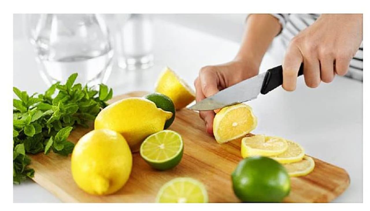 <p><strong>ഒന്ന്...</strong></p><p> </p><p>താരൻ നീക്കാനും കരുത്തുറ്റ തലമുടിക്കും നാരങ്ങയും തൈരും ചേർത്ത മിശ്രിതം ഫലപ്രദമാണ്. ഇവയിലെ സ്വാഭാവികമായ പദാര്ത്ഥങ്ങളും ആസിഡുകളും താരൻ പൂർണമായും നീക്കാൻ സഹായിക്കുന്നു. ഇതിനായി രണ്ട് ടീസ്പൂണ് തൈരിൽ ഒരു ടീസ്പൂൺ നാരങ്ങാനീര് കലർത്തുക. ശേഷം ഈ മിശ്രിതം തലയോട്ടിയിൽ നന്നായി തേച്ചുപിടിപ്പിക്കുക. അരമണിക്കൂറിന് ശേഷം ഷാംപൂ ഉപയോഗിച്ച് കഴുകി കളയാം. </p> <p><strong>ഒന്ന്...</strong></p><p> </p><p>താരൻ നീക്കാനും കരുത്തുറ്റ തലമുടിക്കും നാരങ്ങയും തൈരും ചേർത്ത മിശ്രിതം ഫലപ്രദമാണ്. ഇവയിലെ സ്വാഭാവികമായ പദാര്ത്ഥങ്ങളും ആസിഡുകളും താരൻ പൂർണമായും നീക്കാൻ സഹായിക്കുന്നു. ഇതിനായി രണ്ട് ടീസ്പൂണ് തൈരിൽ ഒരു ടീസ്പൂൺ നാരങ്ങാനീര് കലർത്തുക. ശേഷം ഈ മിശ്രിതം തലയോട്ടിയിൽ നന്നായി തേച്ചുപിടിപ്പിക്കുക. അരമണിക്കൂറിന് ശേഷം ഷാംപൂ ഉപയോഗിച്ച് കഴുകി കളയാം. </p>