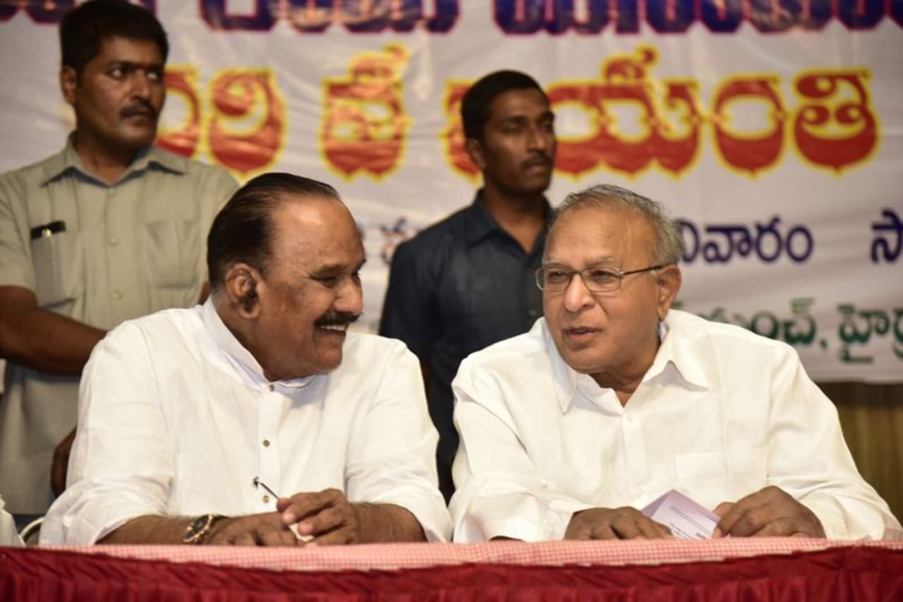 <p>చాలాకాలం పాటు నాయిని నర్సింహారెడ్డి జనతాదళ్ లో కొనసాగారు. దివంగత మాజీ కేంద్ర మంత్రి ఎస్. జైపాల్ రెడ్డితో ఆయనకు చాలా అనుబంధం ఉంది.</p> <p>చాలాకాలం పాటు నాయిని నర్సింహారెడ్డి జనతాదళ్ లో కొనసాగారు. దివంగత మాజీ కేంద్ర మంత్రి ఎస్. జైపాల్ రెడ్డితో ఆయనకు చాలా అనుబంధం ఉంది.</p>