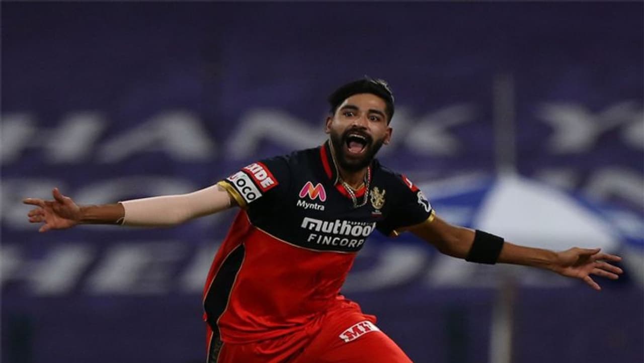 <p>4 ఓవర్లలో కేవలం 8 పరుగులు మాత్రమే ఇచ్చిన మహ్మద్ సిరాజ్, 3 వికెట్లు తీసుకున్నాడు...</p> <p>4 ఓవర్లలో కేవలం 8 పరుగులు మాత్రమే ఇచ్చిన మహ్మద్ సిరాజ్, 3 వికెట్లు తీసుకున్నాడు...</p>