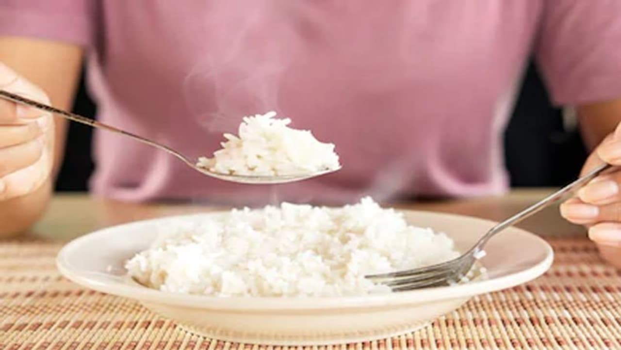 <p>ಅಡುಗೆ ಮನೆಯಲ್ಲಿ ಅನ್ನ ಉಳಿಯುವುದು ಸಾಮಾನ್ಯ. ಉಳಿದ ಅನ್ನವನ್ನು ಮತ್ತೆ ಉಪಯೋಗಿಸುತ್ತೇವೆ. ಅದರಿಂದ ಸಾಫ್ಟ್ ರಸಗುಲ್ಲಾ ಮಾಡುವುದು ನಿಮಗೆ ಗೊತ್ತಾ?</p> <p>ಅಡುಗೆ ಮನೆಯಲ್ಲಿ ಅನ್ನ ಉಳಿಯುವುದು ಸಾಮಾನ್ಯ. ಉಳಿದ ಅನ್ನವನ್ನು ಮತ್ತೆ ಉಪಯೋಗಿಸುತ್ತೇವೆ. ಅದರಿಂದ ಸಾಫ್ಟ್ ರಸಗುಲ್ಲಾ ಮಾಡುವುದು ನಿಮಗೆ ಗೊತ್ತಾ?</p>