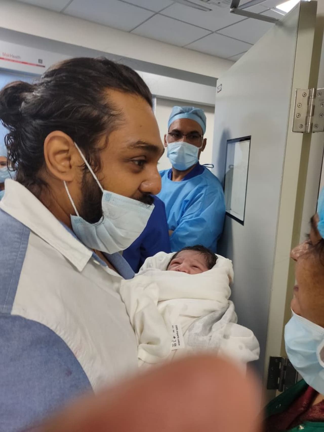 <p>ബംഗളൂരുവിലെ സ്വകാര്യ ആശുപത്രിയില് ഇന്നലെ വൈകിട്ടാണ് മേഘ്നയെ പ്രവേശിപ്പിച്ചത്. ഇന്ന് രാവിലെ 11.07ന് ആ സന്തോഷവാര്ത്തയെത്തി. മേഘ്ന ഒരു ആണ്കുഞ്ഞിന് ജന്മം നല്കിയിരിക്കുന്നു.</p> <p>ബംഗളൂരുവിലെ സ്വകാര്യ ആശുപത്രിയില് ഇന്നലെ വൈകിട്ടാണ് മേഘ്നയെ പ്രവേശിപ്പിച്ചത്. ഇന്ന് രാവിലെ 11.07ന് ആ സന്തോഷവാര്ത്തയെത്തി. മേഘ്ന ഒരു ആണ്കുഞ്ഞിന് ജന്മം നല്കിയിരിക്കുന്നു.</p>