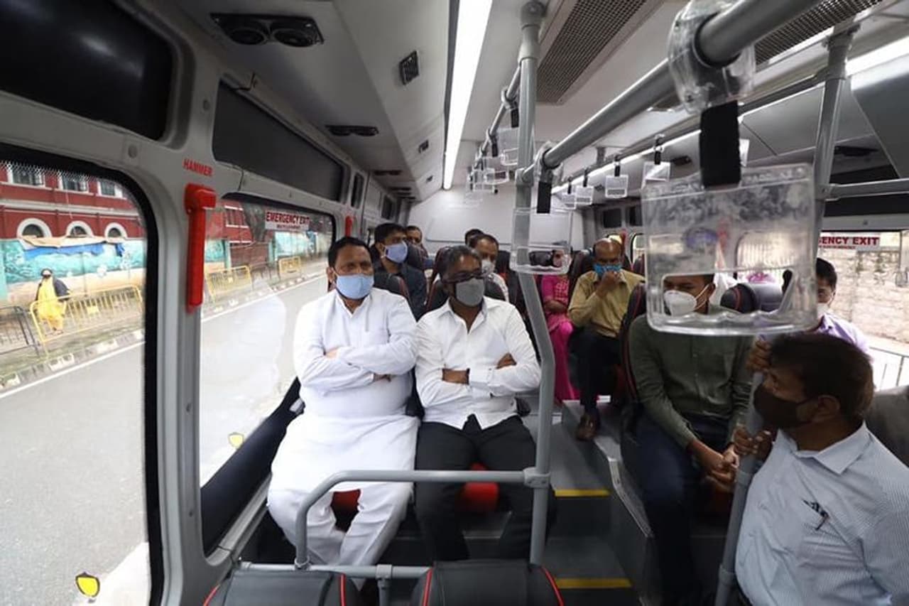 <p>ಬೆಂಗಳೂರಿನ ಶಾಂತಿ ನಗರದಲ್ಲಿರುವ ಬಿ.ಎಂ.ಟಿ.ಸಿ. ಬಸ್ ನಿಲ್ದಾಣದಿಂದ ವಿಧಾನಸೌಧದವರೆಗೆ ಇಂದು ಎಲೆಕ್ಟ್ರಿಕ್ ಬಸ್ಸಿನಲ್ಲಿ ಪ್ರಾಯೋಗಿಕ ಸಂಚಾರ . </p> <p>ಬೆಂಗಳೂರಿನ ಶಾಂತಿ ನಗರದಲ್ಲಿರುವ ಬಿ.ಎಂ.ಟಿ.ಸಿ. ಬಸ್ ನಿಲ್ದಾಣದಿಂದ ವಿಧಾನಸೌಧದವರೆಗೆ ಇಂದು ಎಲೆಕ್ಟ್ರಿಕ್ ಬಸ್ಸಿನಲ್ಲಿ ಪ್ರಾಯೋಗಿಕ ಸಂಚಾರ . </p>