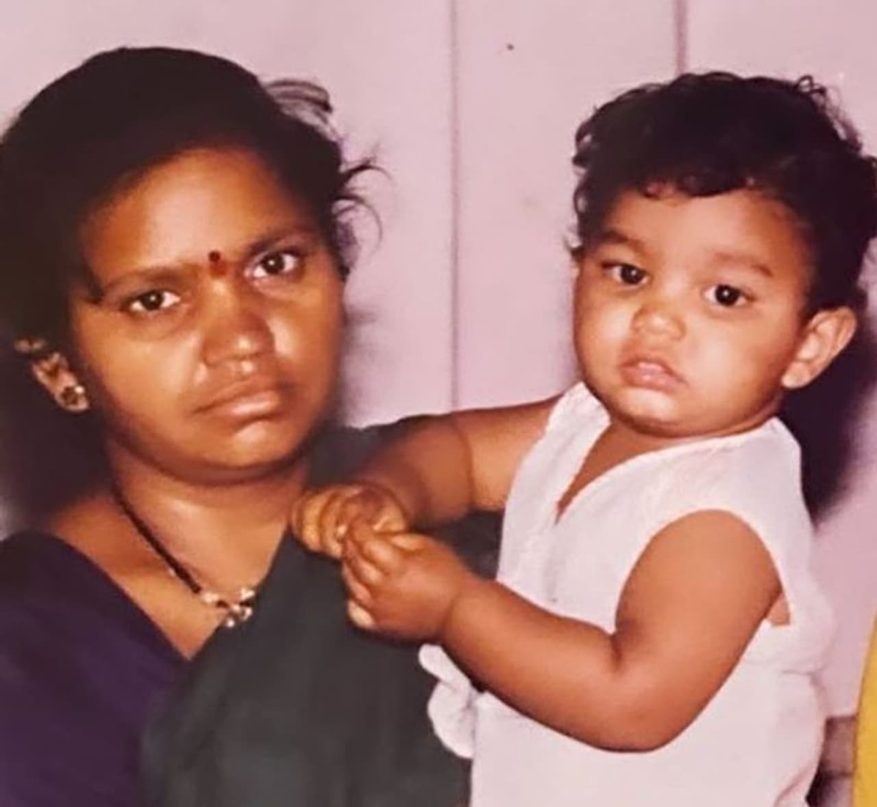 <p>அம்மாவுடன் ரொம்ம சமத்தாக, கொழு கொழு என்று அமர்ந்திருக்கும் இந்த குழந்தை வேறு யாரும் இல்லை, பிக்பாஸ் நிகழ்ச்சி மூலம் பிரபலமான மஹத் தான்.</p> <p>அம்மாவுடன் ரொம்ம சமத்தாக, கொழு கொழு என்று அமர்ந்திருக்கும் இந்த குழந்தை வேறு யாரும் இல்லை, பிக்பாஸ் நிகழ்ச்சி மூலம் பிரபலமான மஹத் தான்.</p>