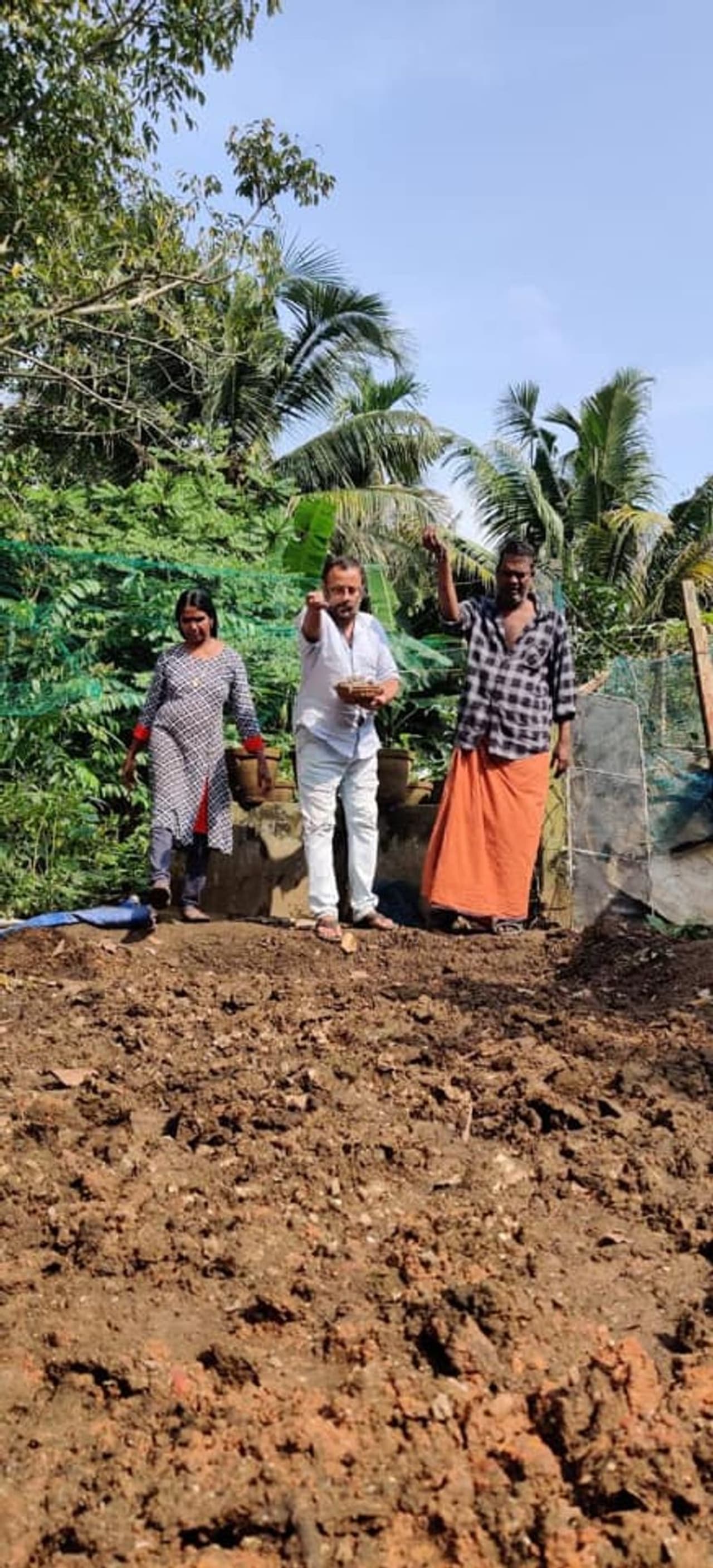 <p>സലിം കുമാറിനൊപ്പം പാടത്ത് വിത്ത് വിതയ്ക്കുന്ന ചിത്രങ്ങളും വീഡിയോകളും ലാൽജോസ് തന്നെയാണ് ഫേസ്ബുക്കിലൂടെ പങ്കുവച്ചിരിക്കുന്നത്.(courtesy facebook photos)&nbsp;</p>