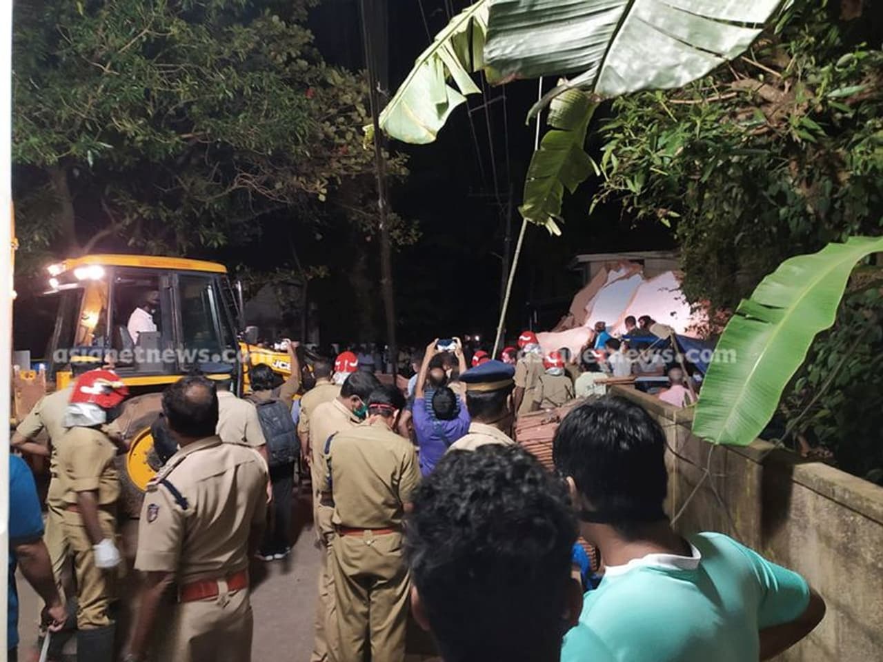 <p><strong>നാടിനെ നടുക്കിയ ദുരന്തം</strong><br />കോഴിക്കോട് കണ്ണഞ്ചേരി ക്ഷേത്രത്തിന് സമീപം &nbsp;ഗവർണമെന്‍റ് യുപി സ്കൂളിന് എതിർ വശത്ത് സ്ഥിതി ചെയ്യുന്ന കെട്ടിടമാണ് തകർന്നു വീണത്.&nbsp;</p>